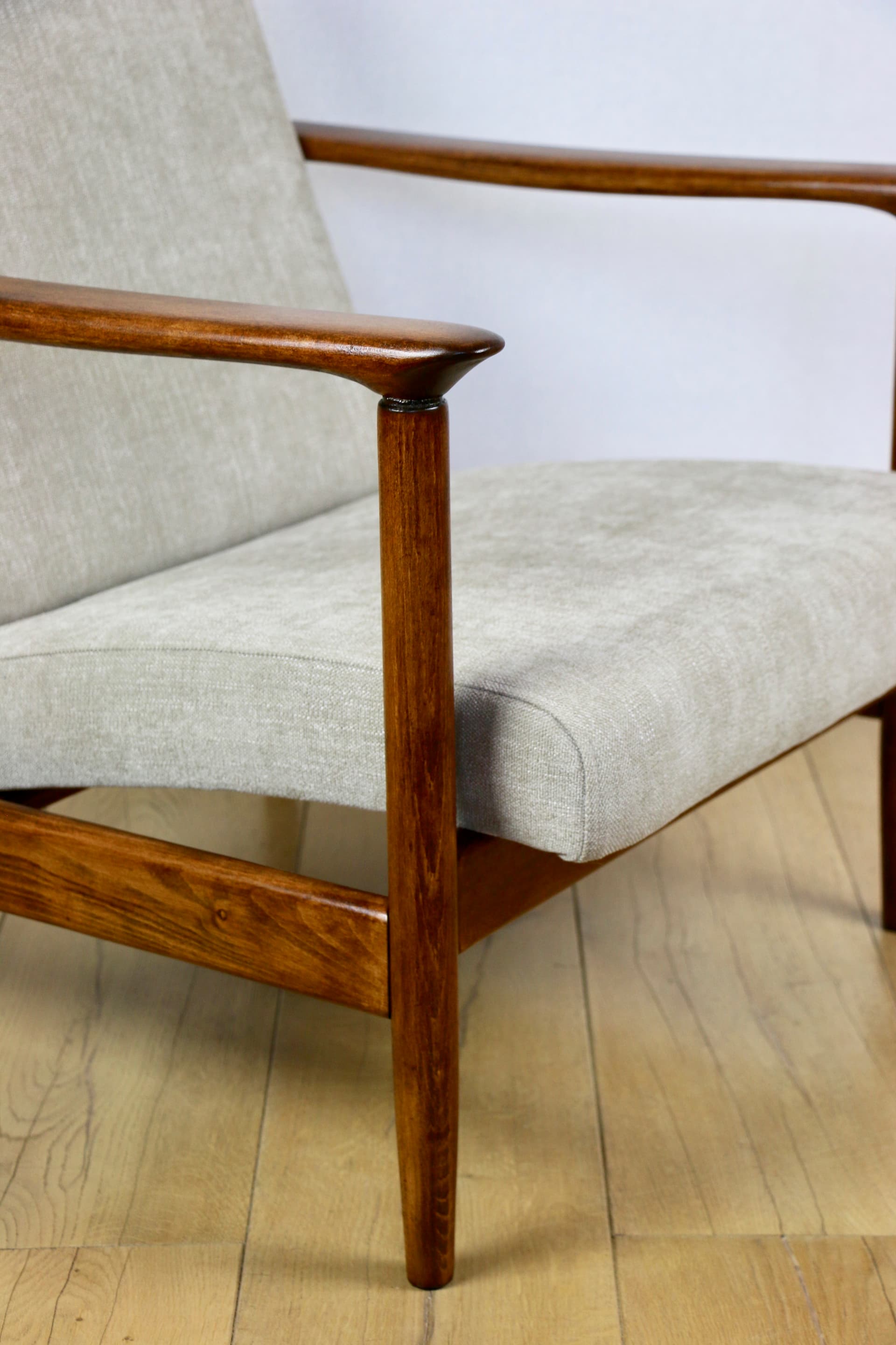 Fotel GFM-142, beżowy, tkanina syntetyczna, drewno brązowy, proj. E. Homa, Polska, lata 70. - 289929