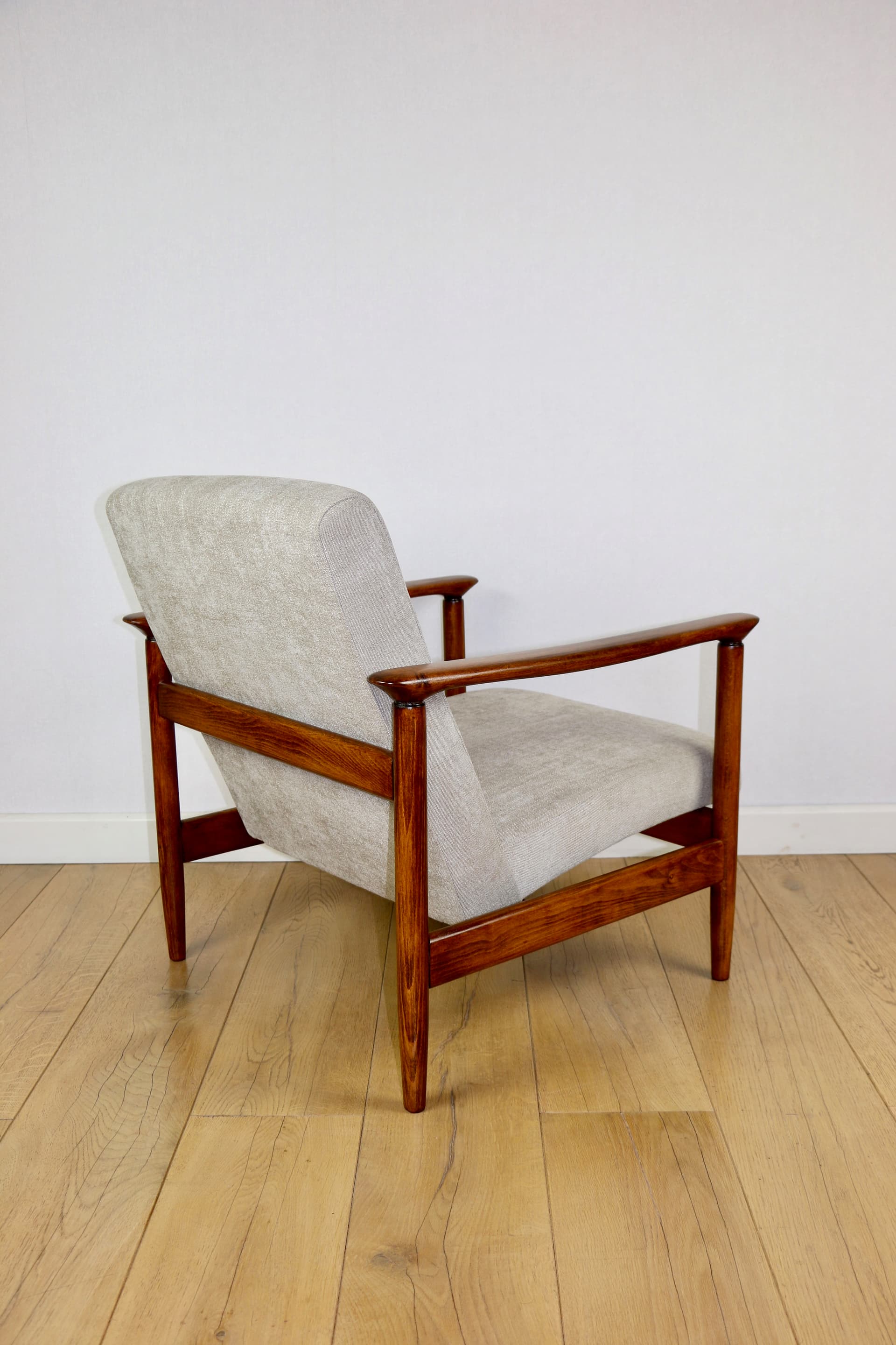 Fotel GFM-142, beżowy, tkanina syntetyczna, drewno brązowy, proj. E. Homa, Polska, lata 70. - 289927