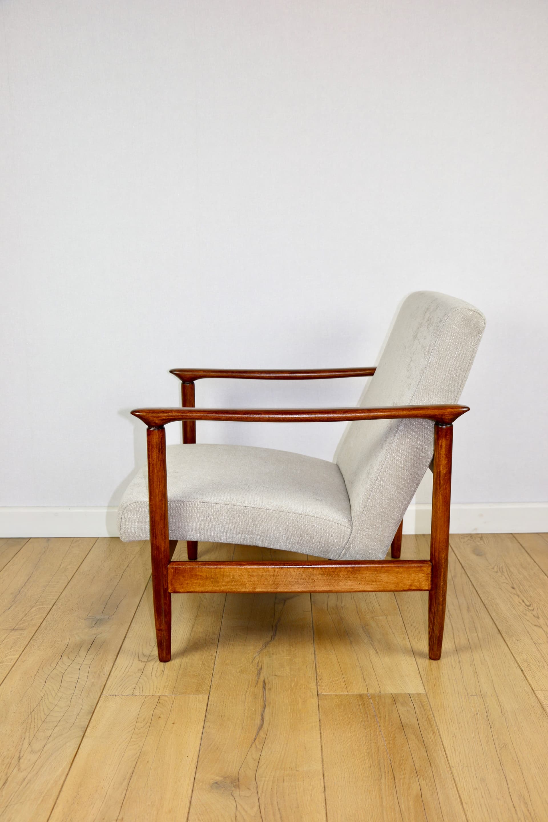 Fotel GFM-142, beżowy, tkanina syntetyczna, drewno brązowy, proj. E. Homa, Polska, lata 70. - 289924