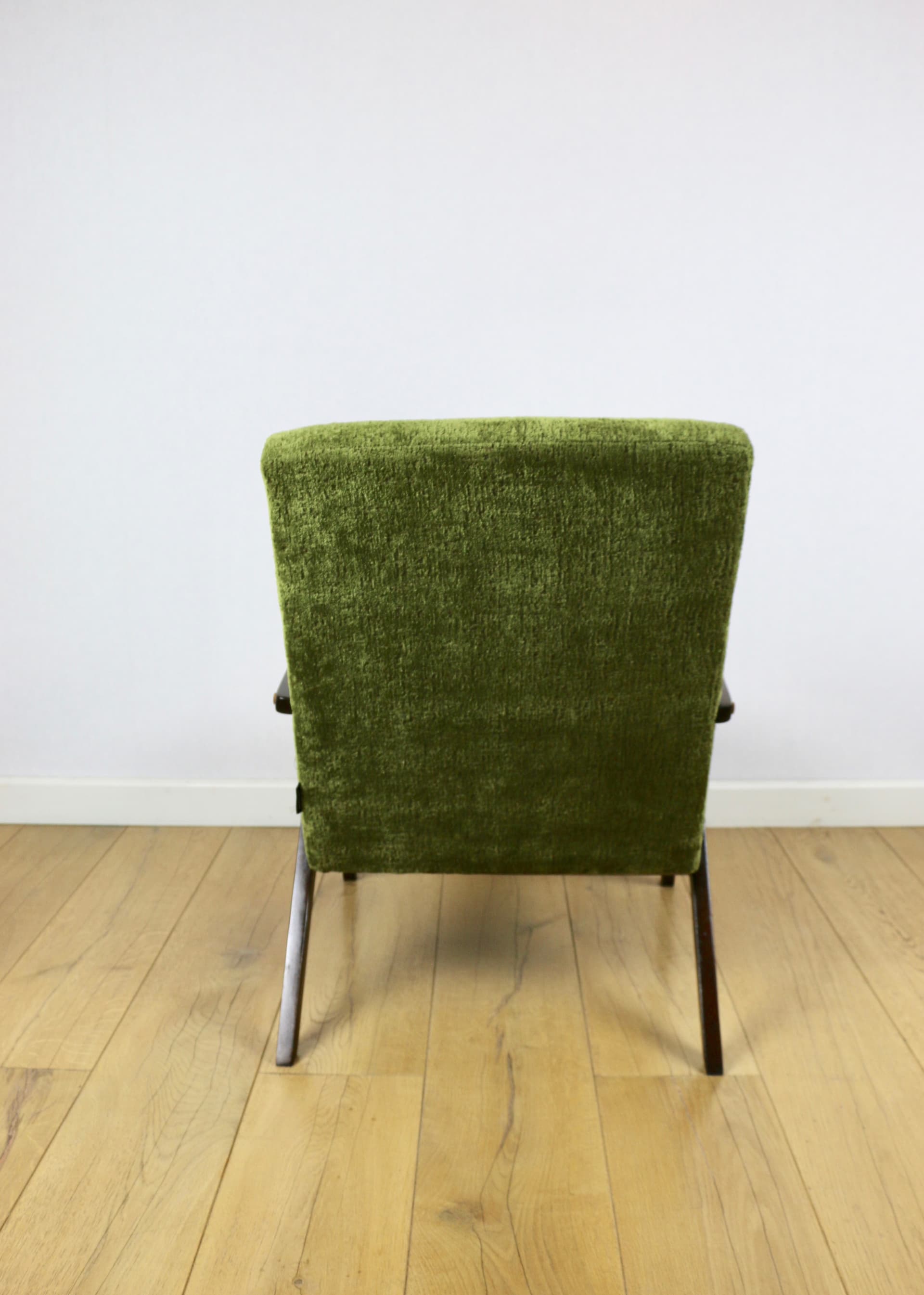 Fotel VAR B-310, welwet zielony, drewno orzech, Polska, lata 70. - 289932