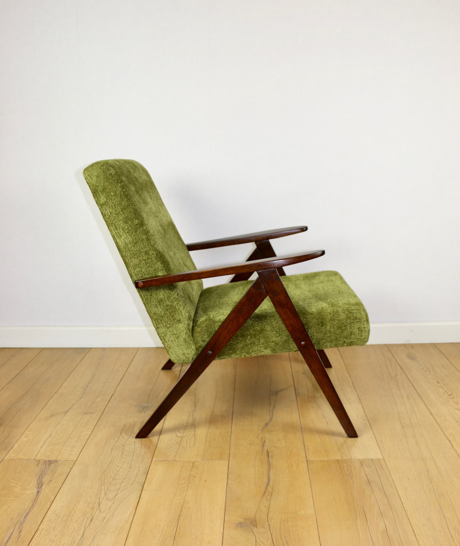 Fotel VAR B-310, welwet zielony, drewno orzech, Polska, lata 70. - 289933