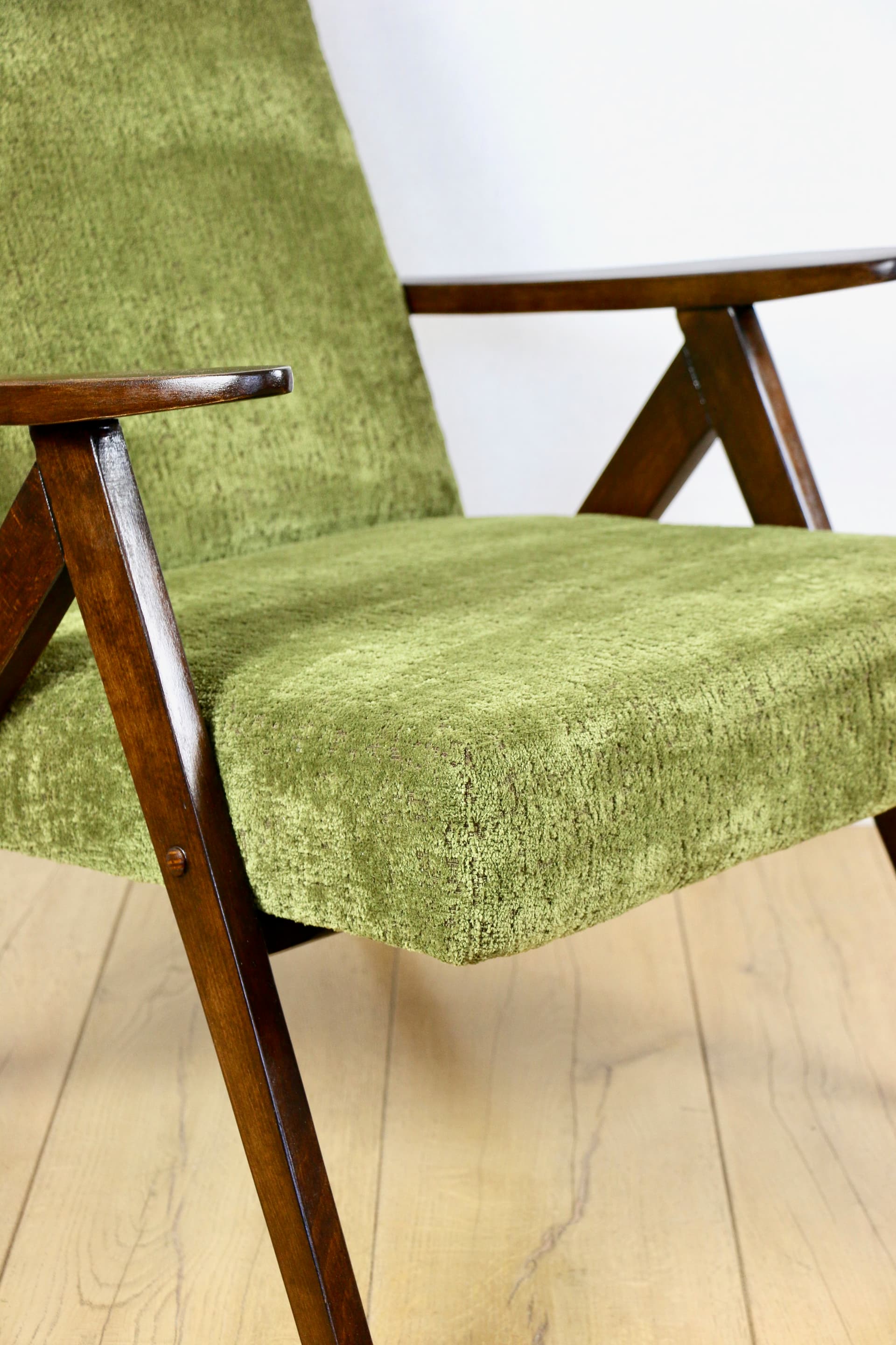 Fotel VAR B-310, welwet zielony, drewno orzech, Polska, lata 70. - 289939