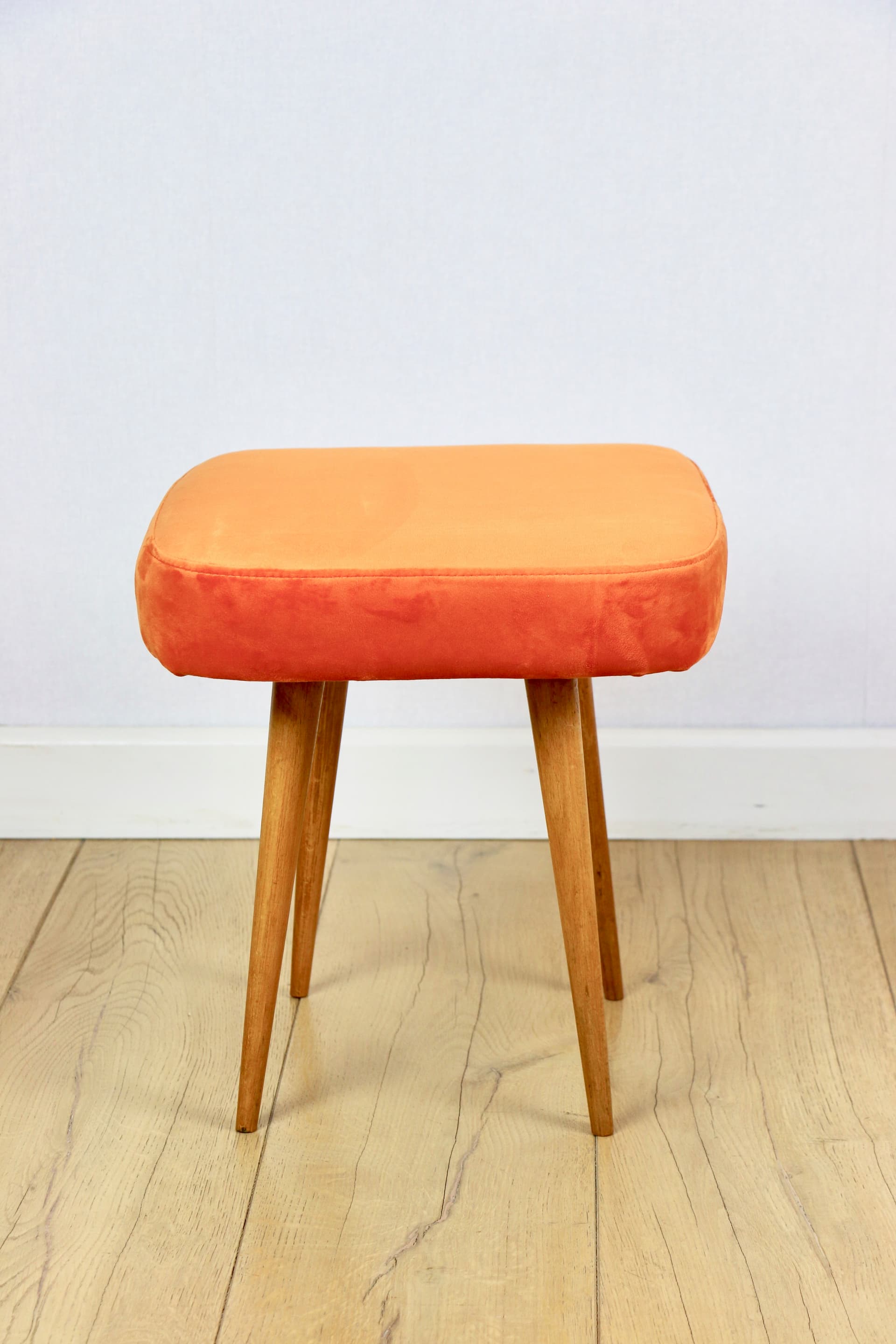 Taboret kwadratowy, velvet pomarańczowy, buk naturalny, Polska, lata 70. - 289944