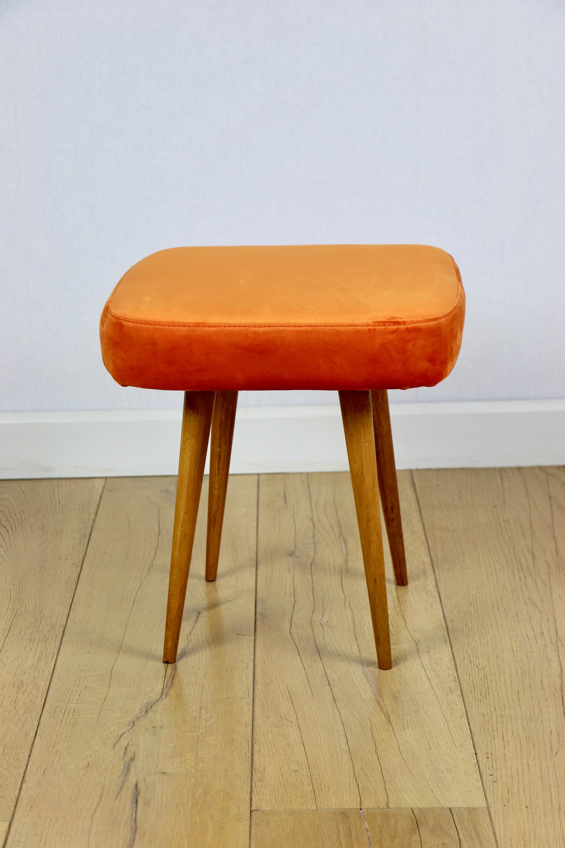 Taboret kwadratowy, velvet pomarańczowy, buk naturalny, Polska, lata 70. - 289946