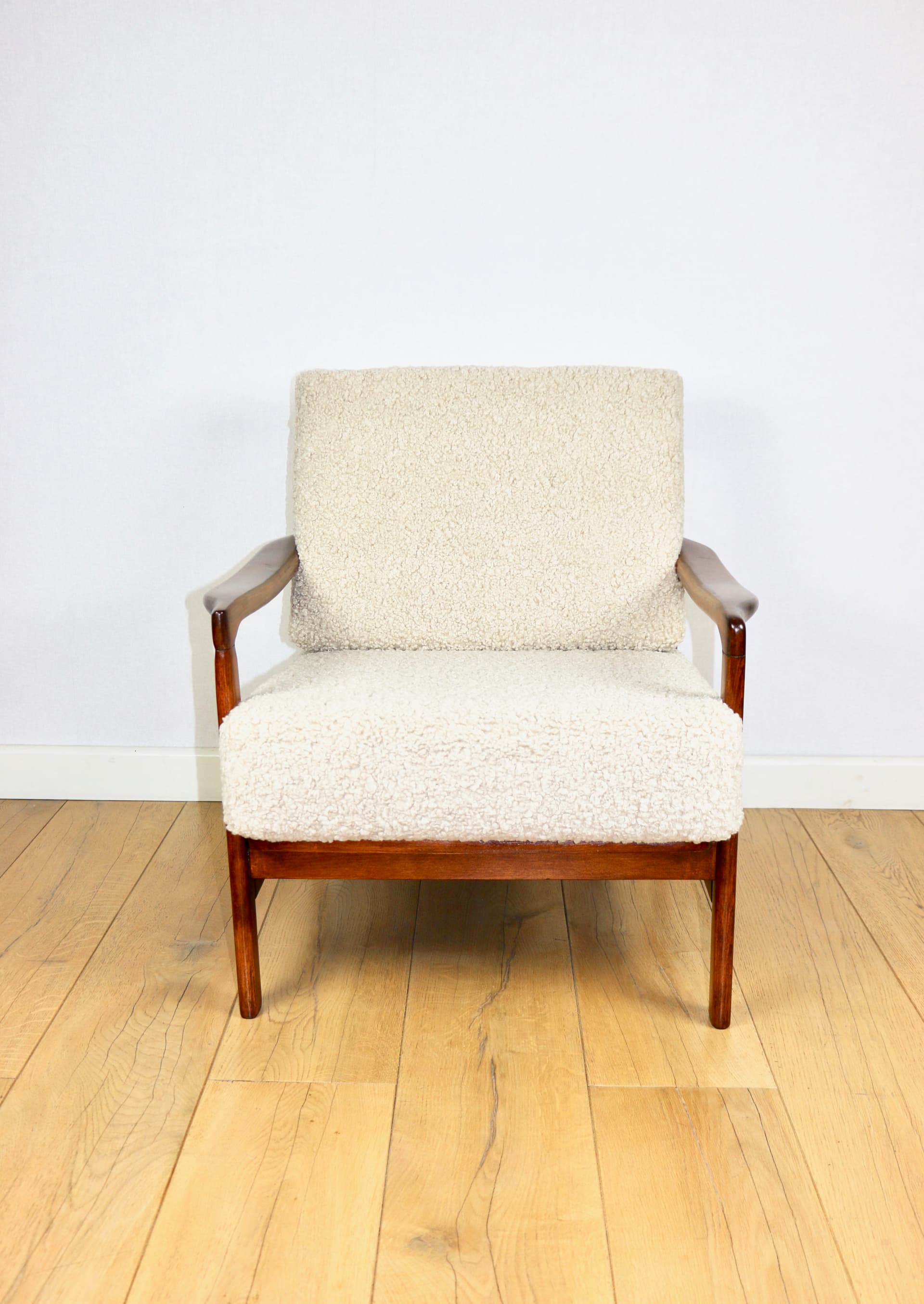 Fotel, boucle beżowy, drewno brązowy, proj. Z. Bączyk, Polska, lata 70. - 289971