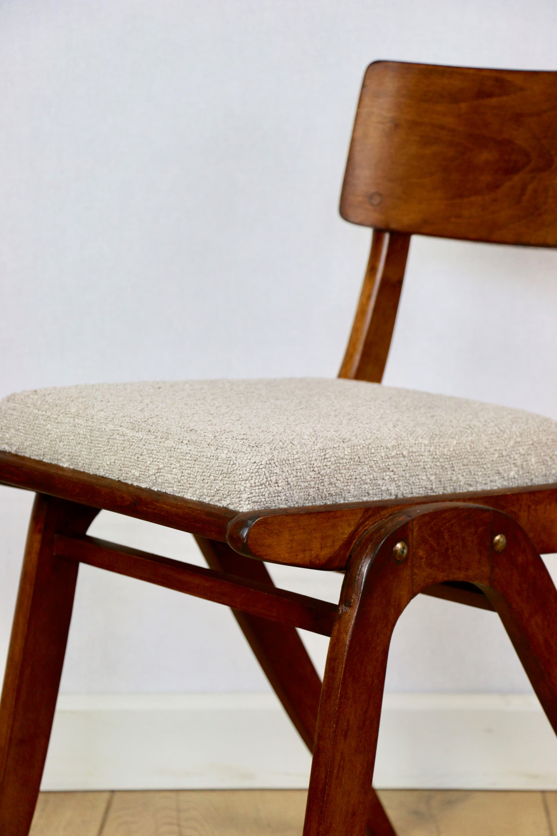 Krzesło Skoczek, boucle beżowy, buk, Polska, lata 70. - 289991