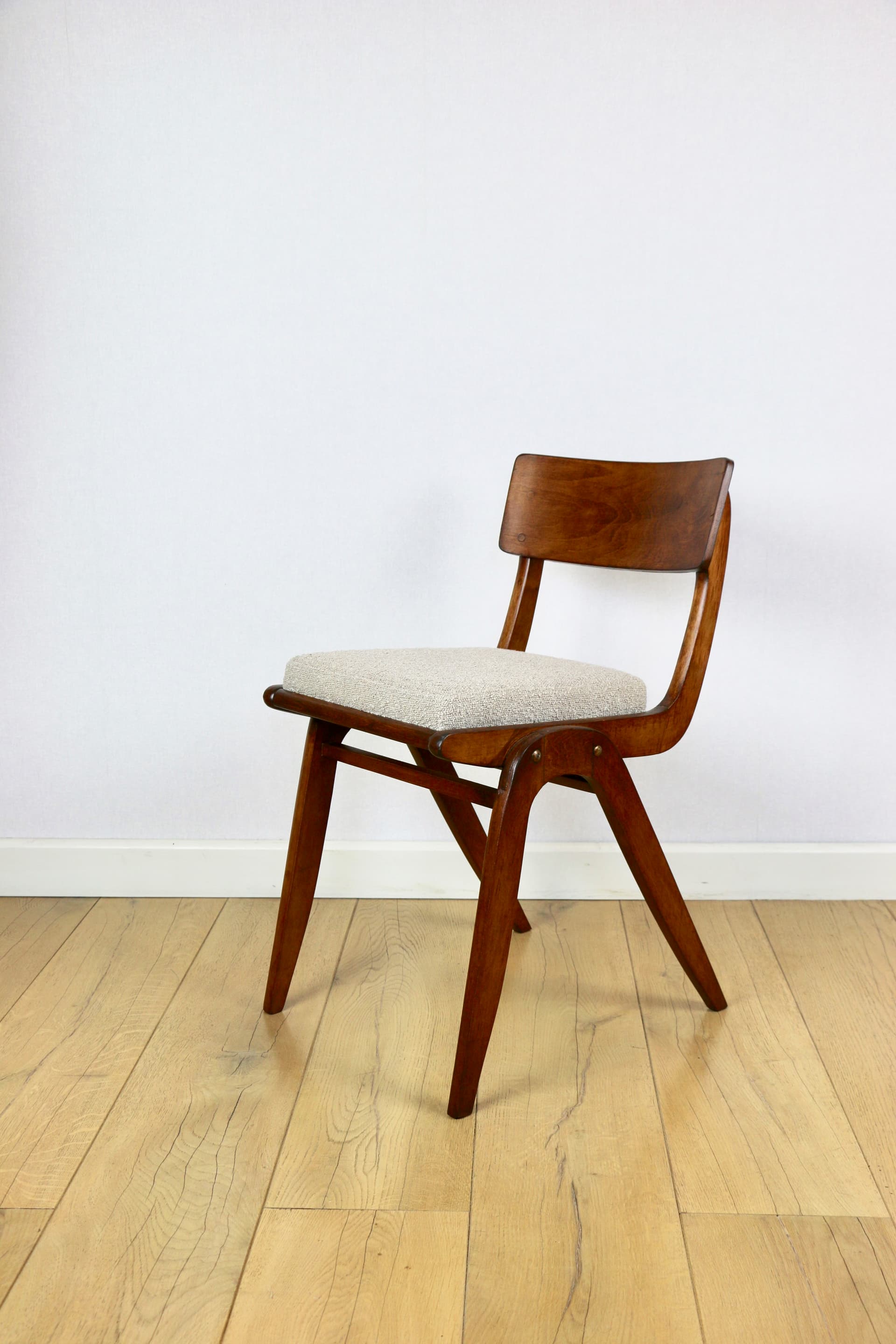 Krzesło Skoczek, boucle beżowy, buk, Polska, lata 70. - 289990