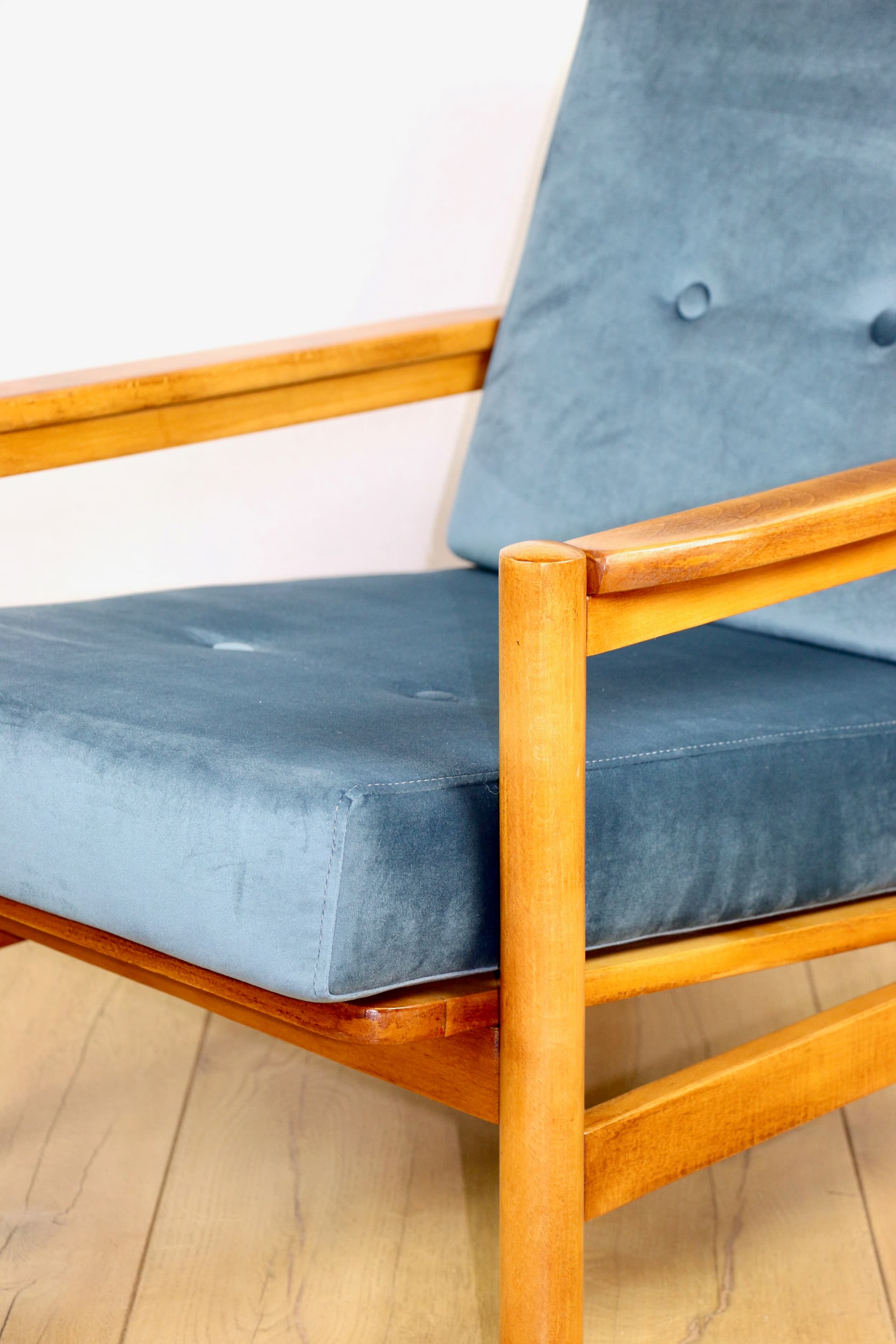 Fotel, velvet morski, buk jasny, proj. Z. Bączyk, Polska, lata 70. - 290029