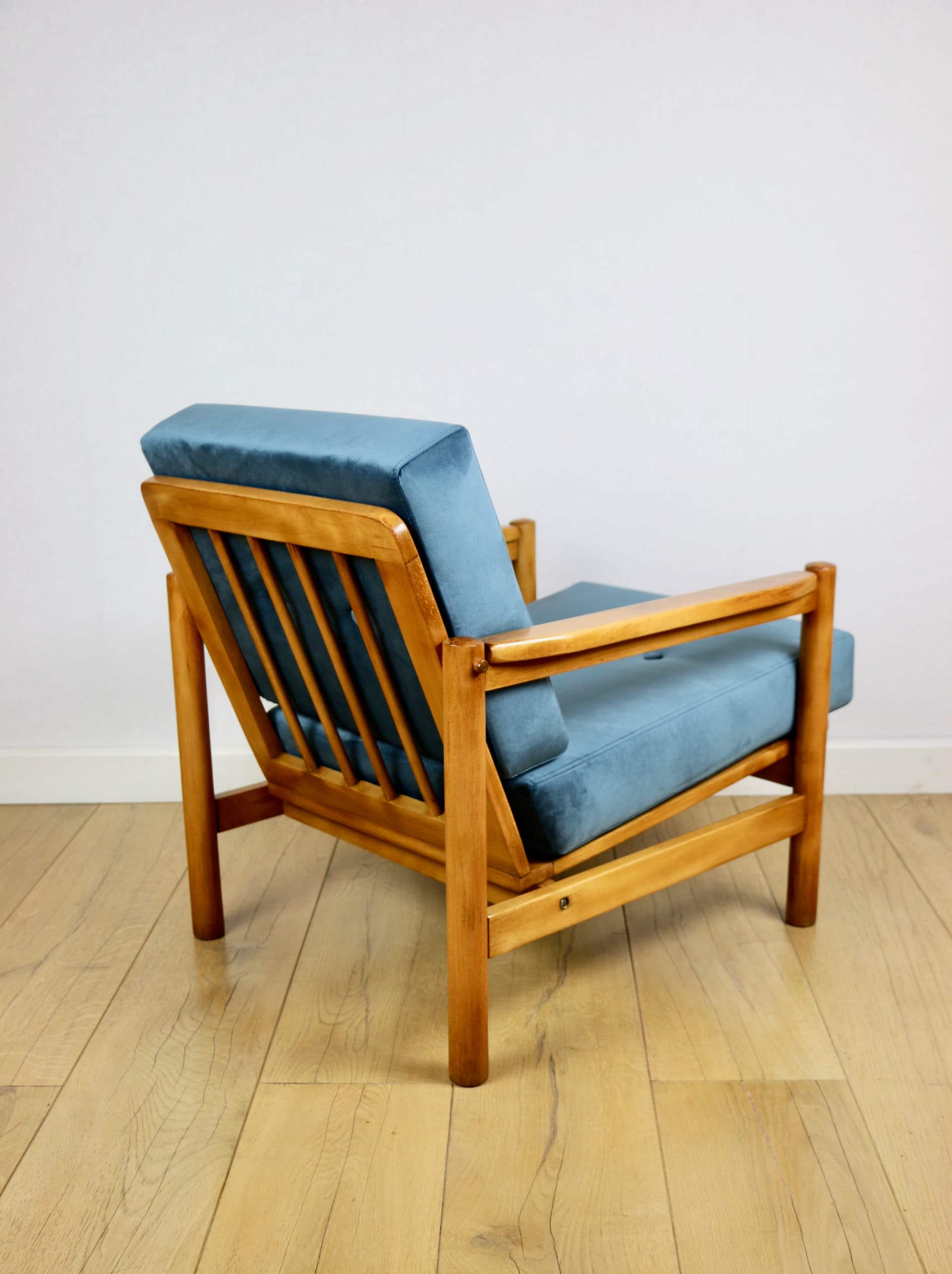 Fotel, velvet morski, buk jasny, proj. Z. Bączyk, Polska, lata 70. - 290024