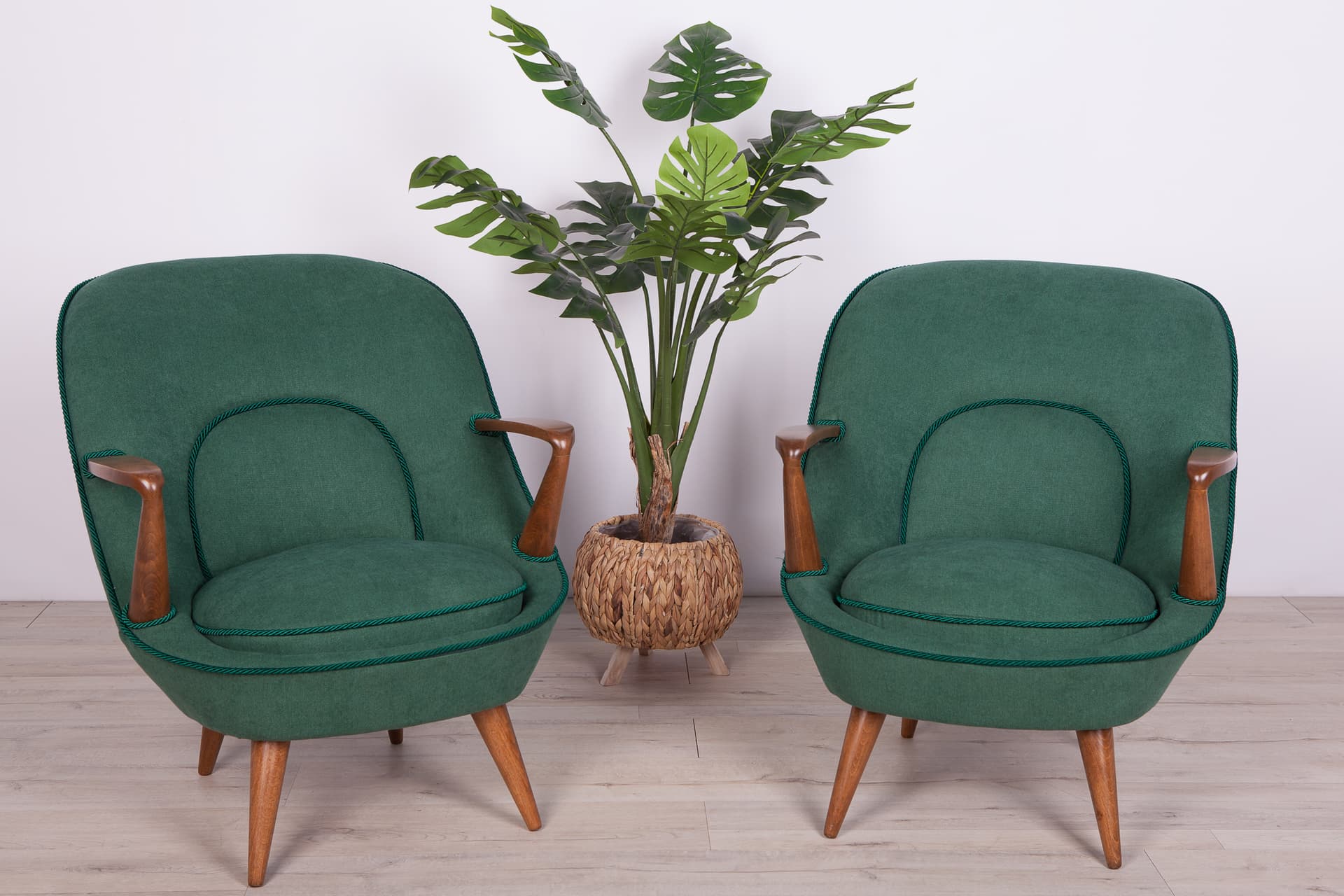 Para foteli 345, bawełna zielona, drewno dąb, proj. J. Jędrachowicz, K. Racinowski, Poznańskie Fabryki Mebli, Polska, lata 50. - 290347