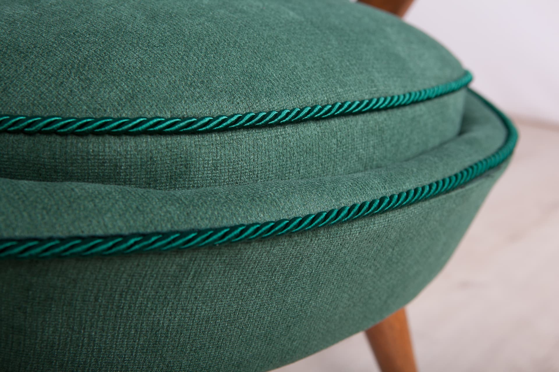 Para foteli 345, bawełna zielona, drewno dąb, proj. J. Jędrachowicz, K. Racinowski, Poznańskie Fabryki Mebli, Polska, lata 50. - 290360