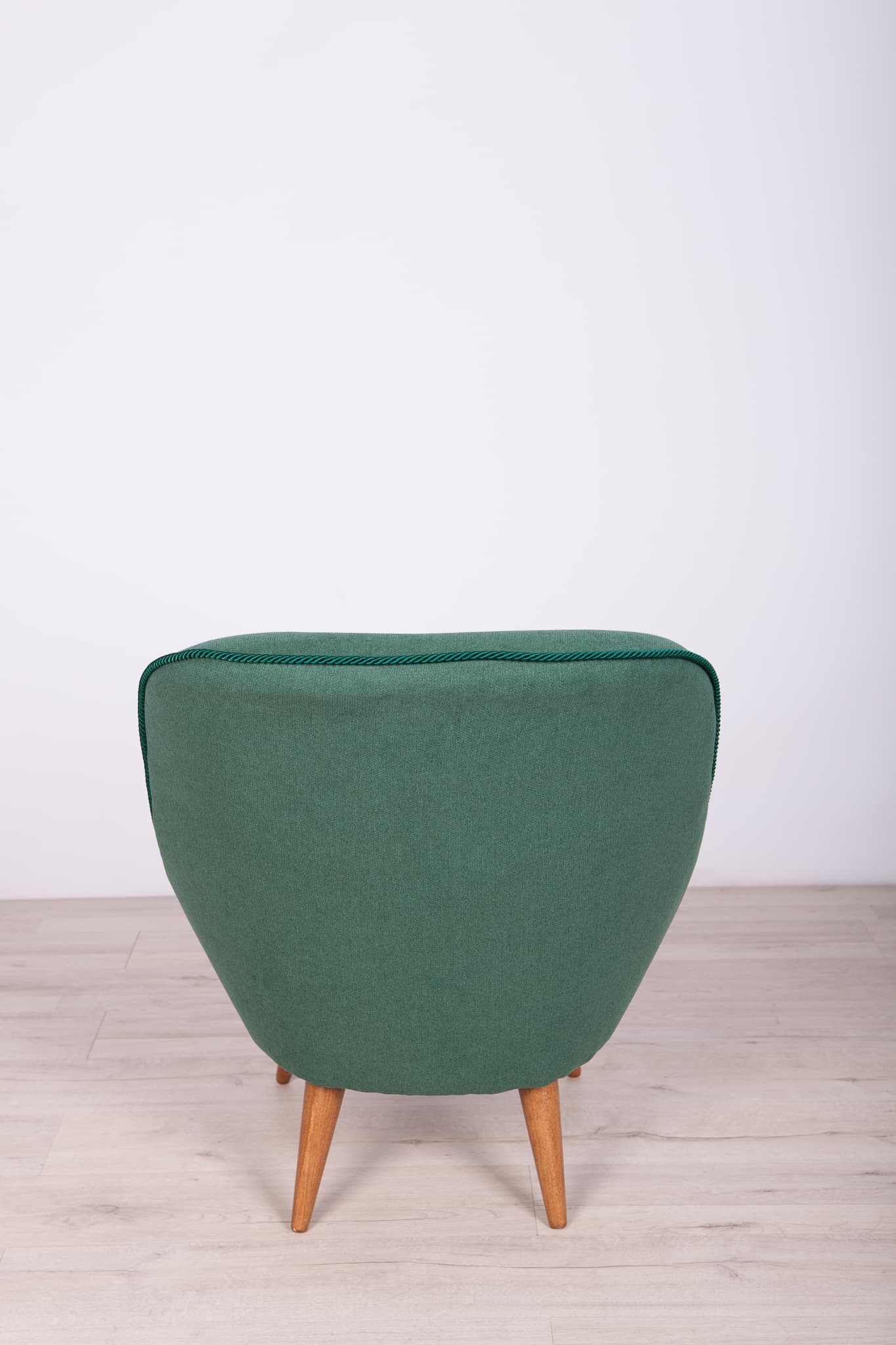 Para foteli 345, bawełna zielona, drewno dąb, proj. J. Jędrachowicz, K. Racinowski, Poznańskie Fabryki Mebli, Polska, lata 50. - 290352