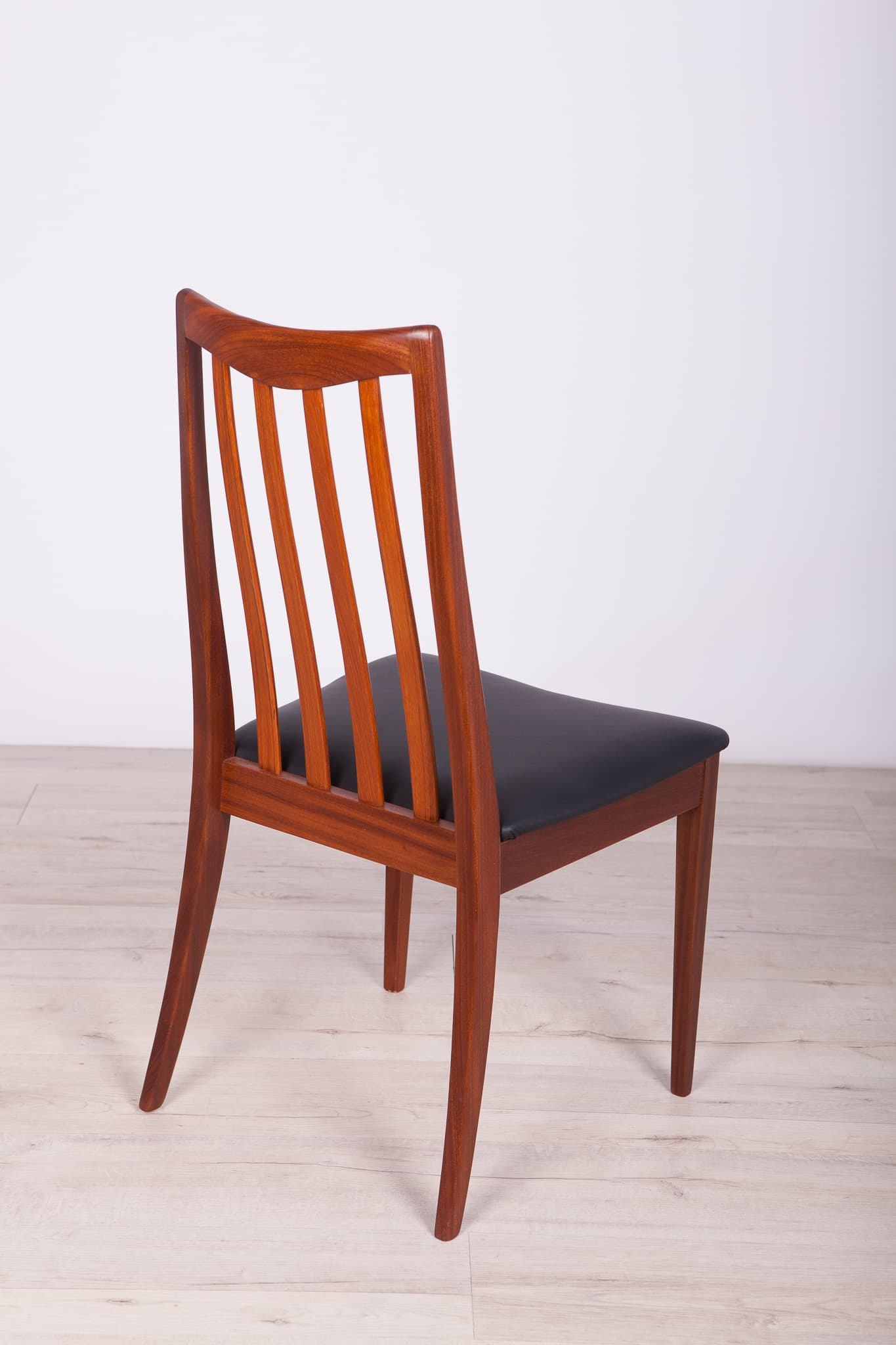 Komplet czterech krzeseł, teak brązowy, skóra naturalna czarna, proj. L. Dandy, G-Plan, Wielka Brytania, lata 60. - 290384