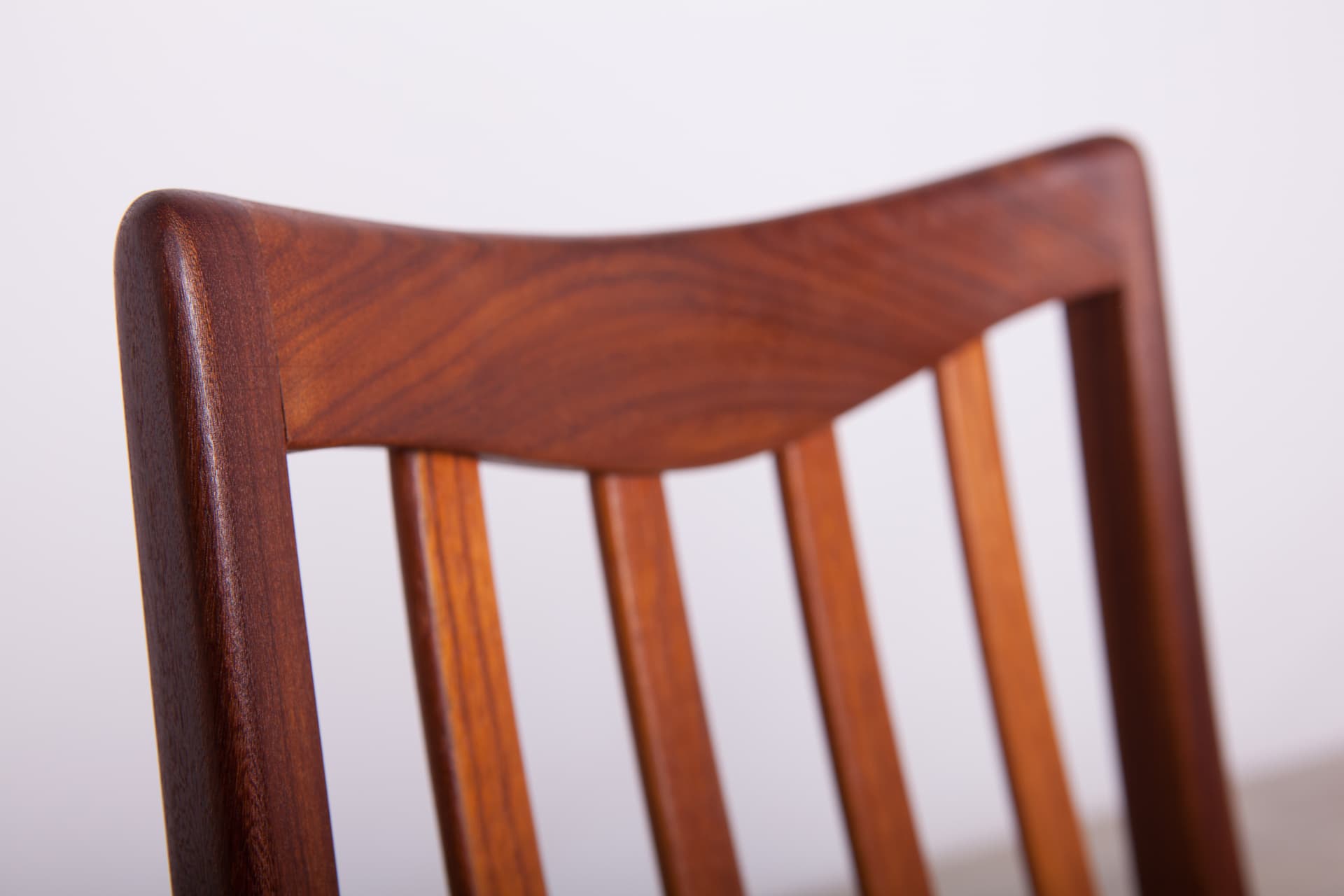 Komplet czterech krzeseł, teak brązowy, skóra naturalna czarna, proj. L. Dandy, G-Plan, Wielka Brytania, lata 60. - 290386