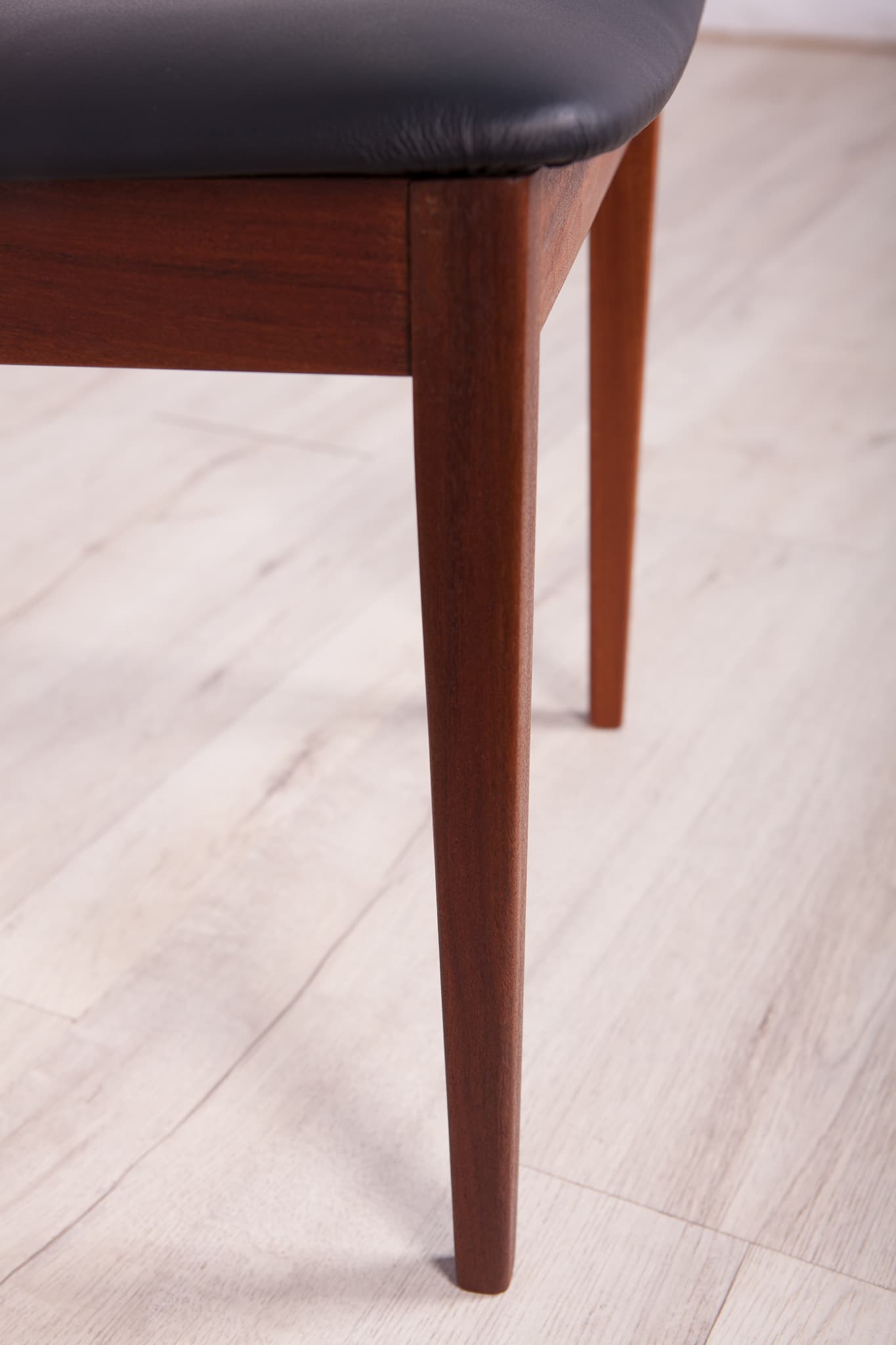 Komplet sześciu krzeseł, teak, skóra czarna, proj. L. Dandy, G-Plan, Wielka Brytania, lata 60. - 290402