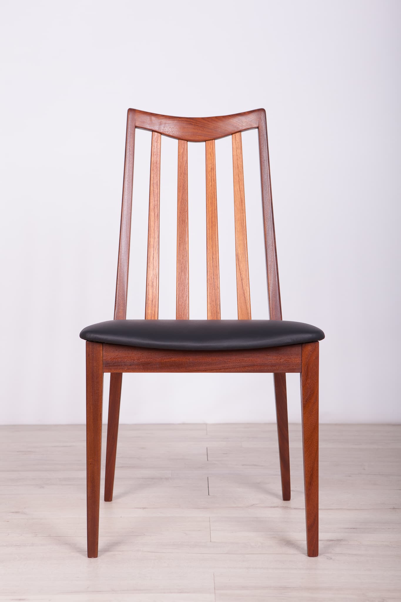 Komplet sześciu krzeseł, teak, skóra czarna, proj. L. Dandy, G-Plan, Wielka Brytania, lata 60. - 290393