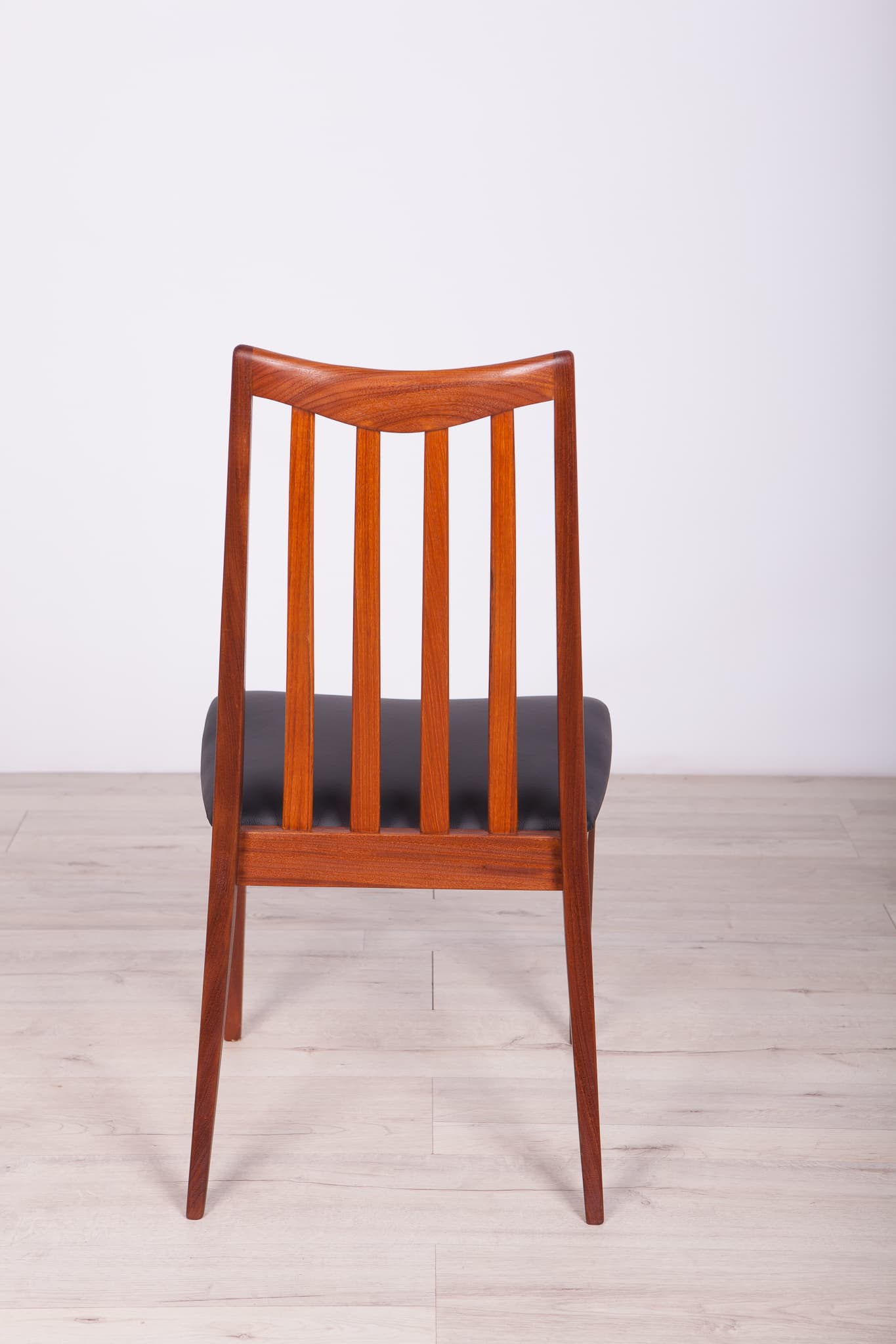 Komplet sześciu krzeseł, teak, skóra czarna, proj. L. Dandy, G-Plan, Wielka Brytania, lata 60. - 290399