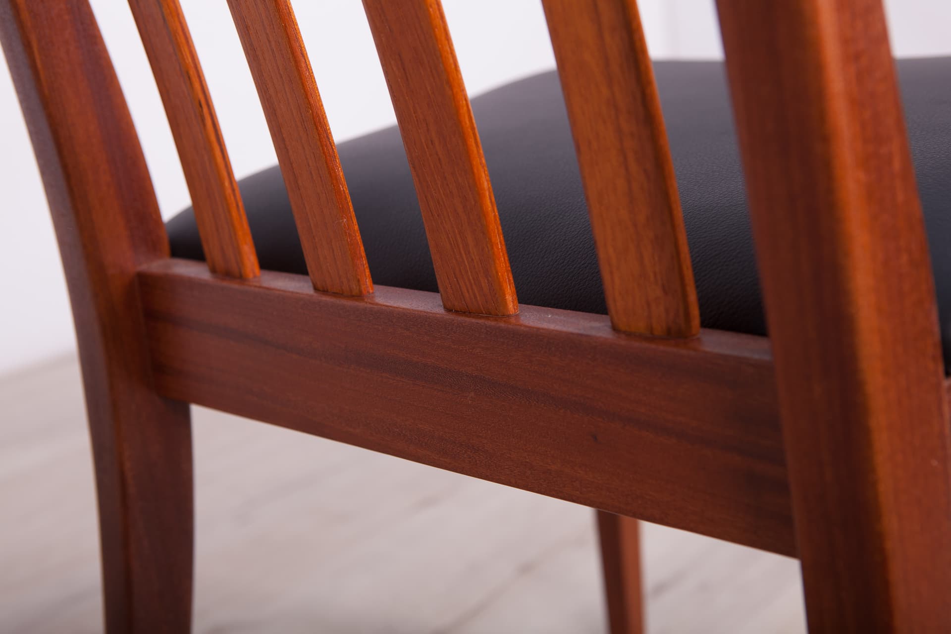 Komplet sześciu krzeseł, teak, skóra czarna, proj. L. Dandy, G-Plan, Wielka Brytania, lata 60. - 290403