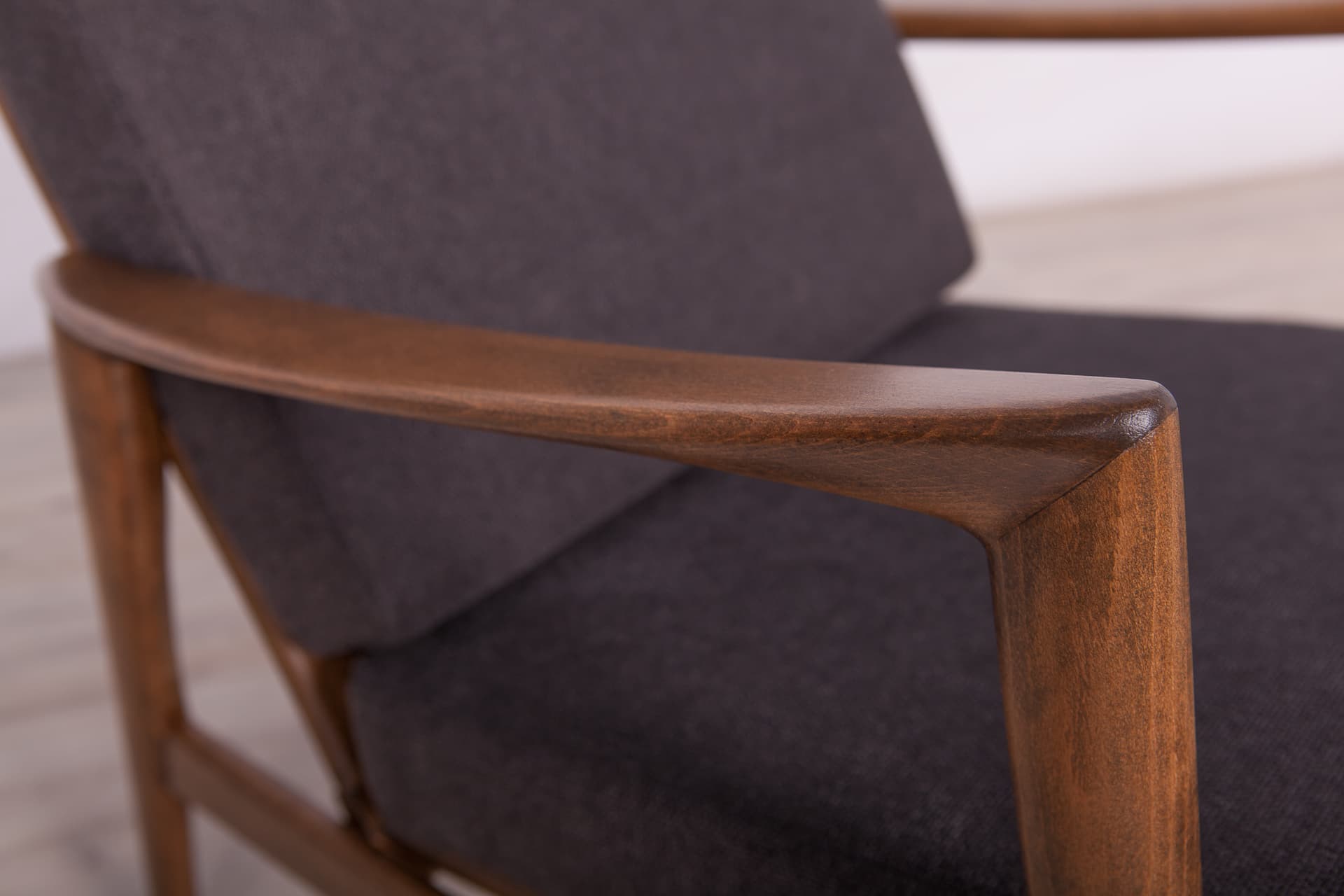 Para foteli 300-139, buk orzech, tkanina czarna, Swarzędzka Fabryka Mebli, Polska, lata 60. - 290420