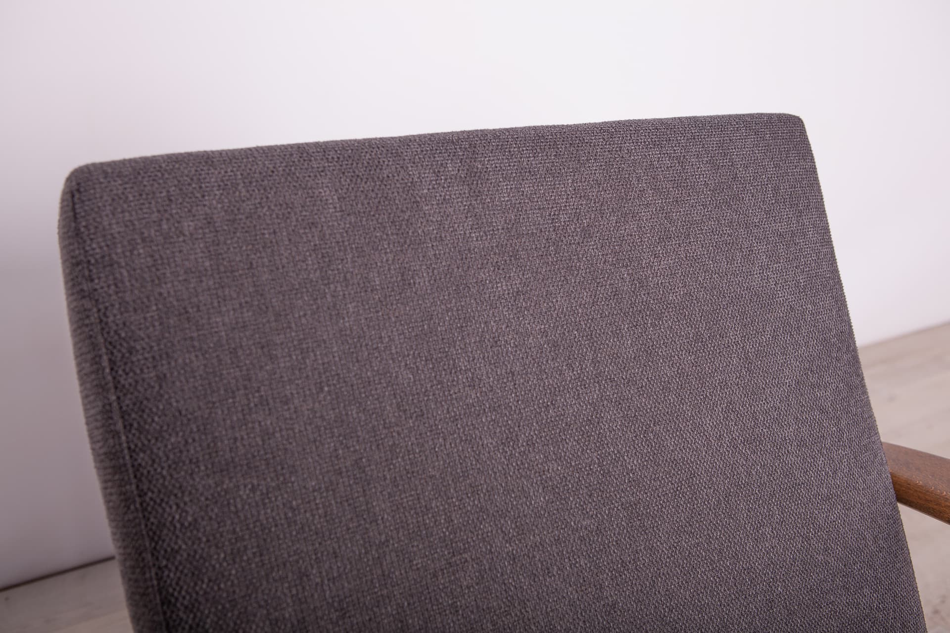 Para foteli 300-139, buk orzech, tkanina czarna, Swarzędzka Fabryka Mebli, Polska, lata 60. - 290422