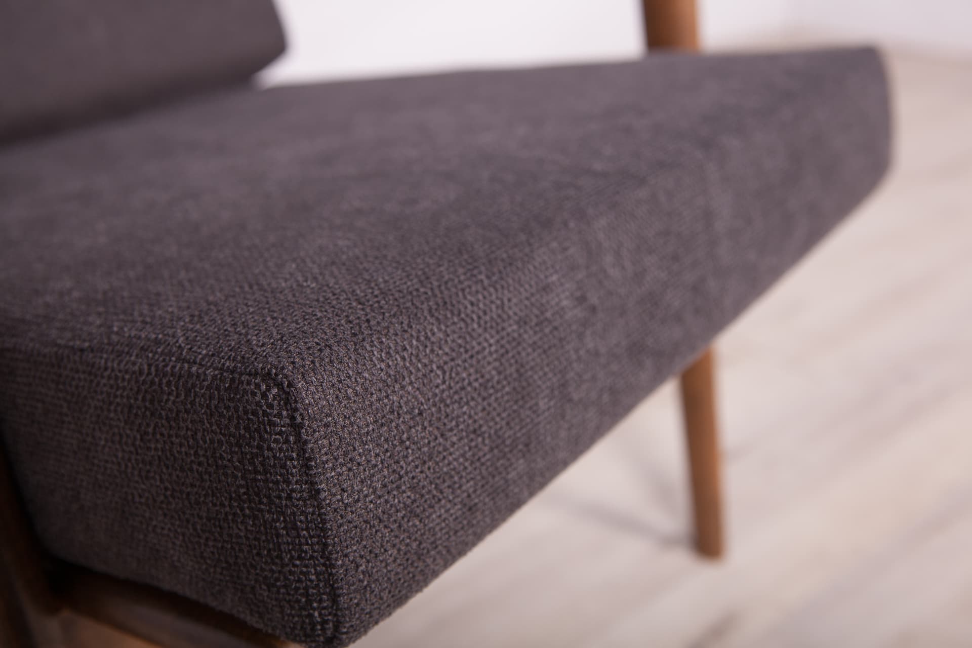 Fotel 300-139, tapicerka szara, buk orzechowy, Swarzędzka Fabryka Mebli, Polska, lata 60. - 290895