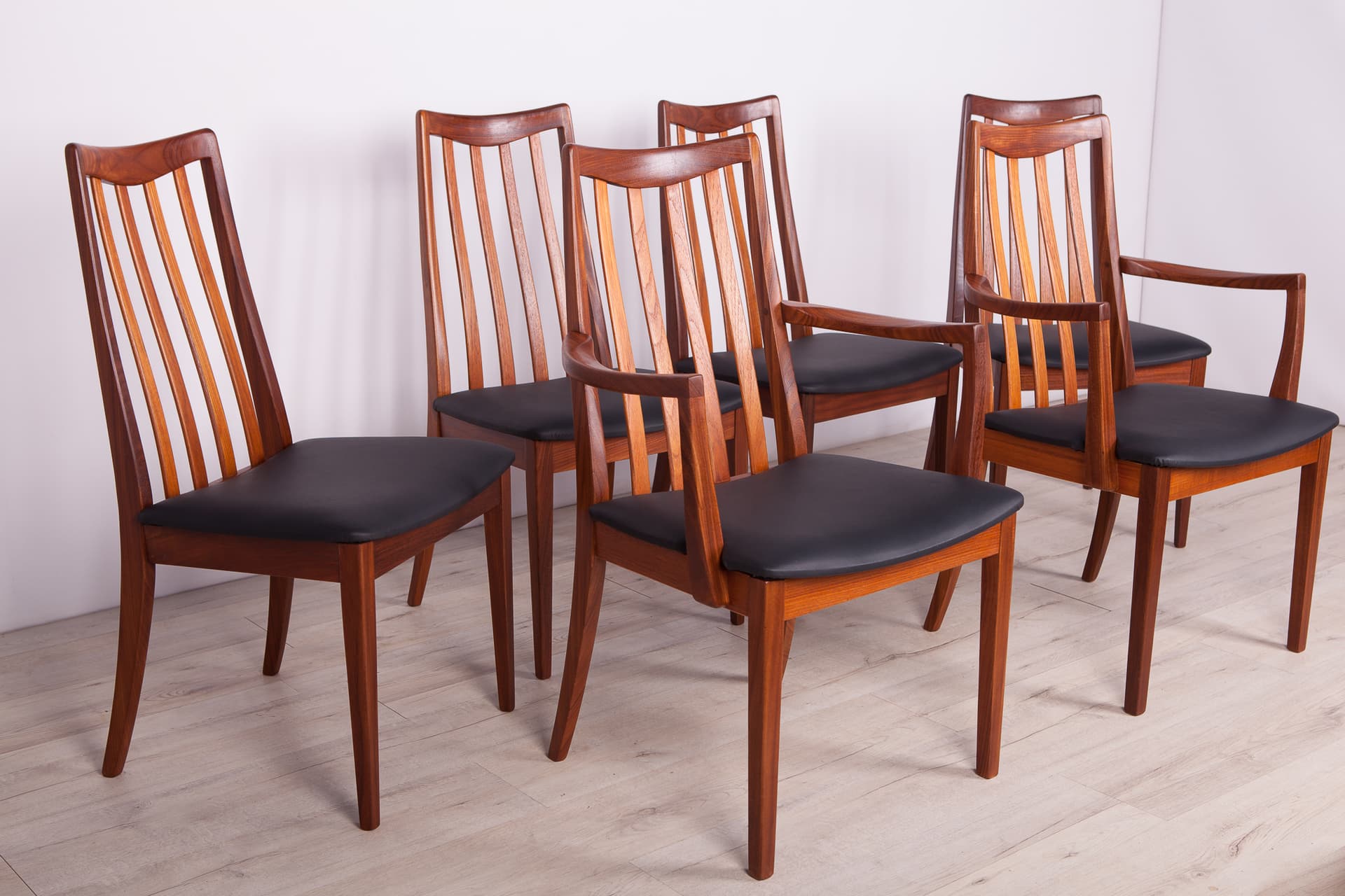 Komplet czterech krzeseł i dwóch foteli, teak, skóra naturalna czarna, proj. L. Dandy, G-Plan, Wielka Brytania, lata 60. - 290899