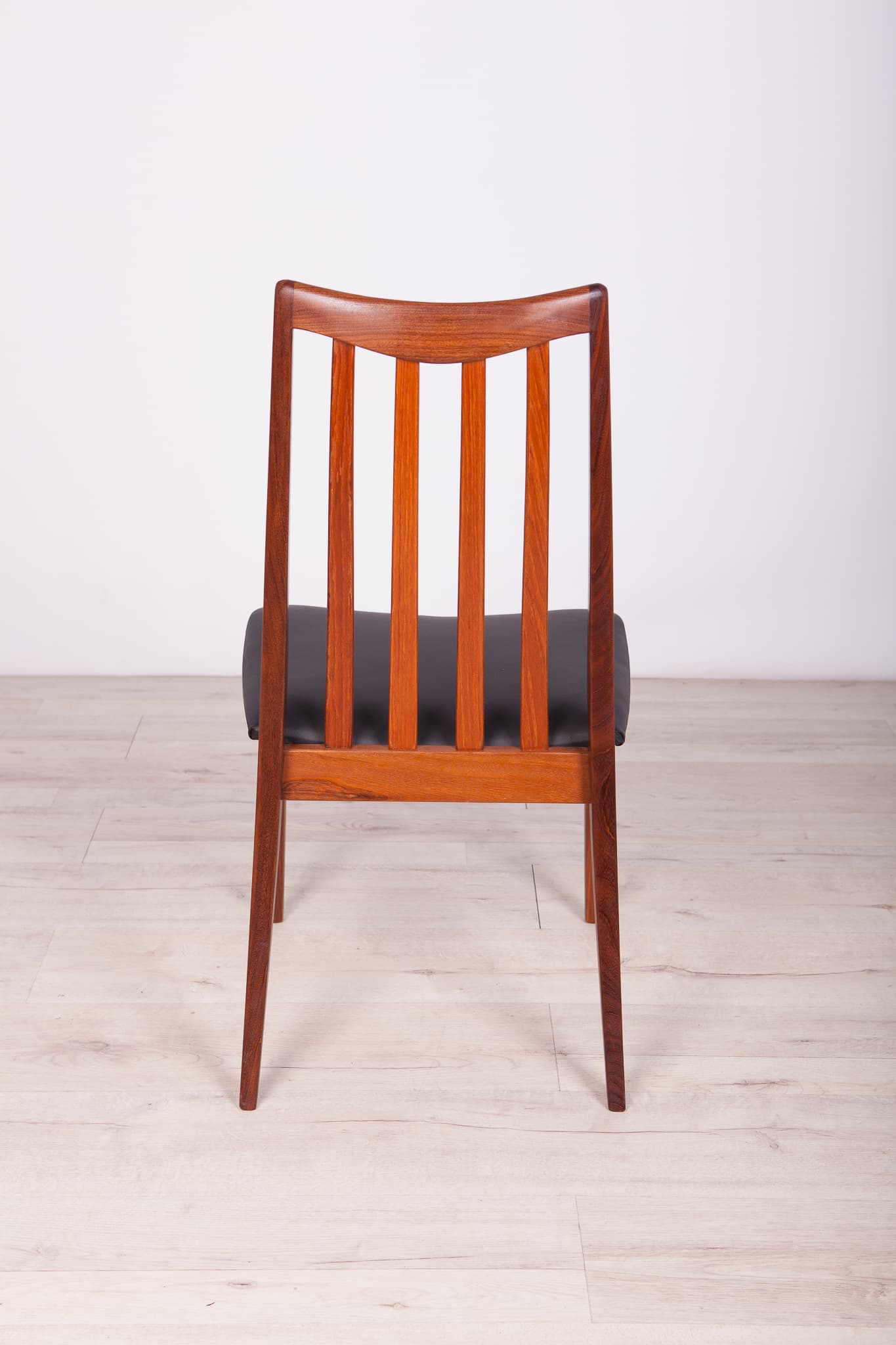 Komplet czterech krzeseł i dwóch foteli, teak, skóra naturalna czarna, proj. L. Dandy, G-Plan, Wielka Brytania, lata 60. - 290908