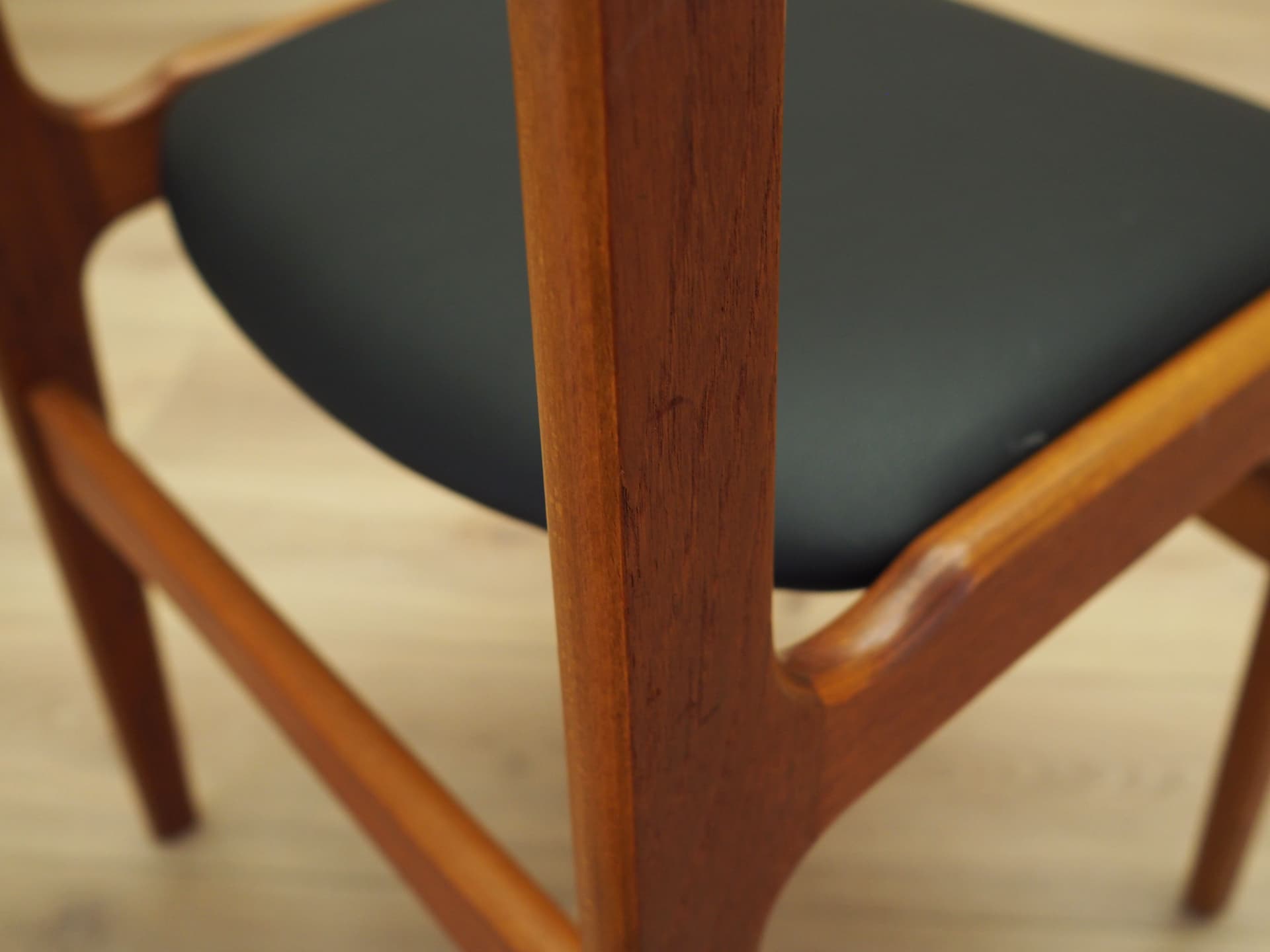 Krzesło, teak brązowy, ekoskóra czarna, Dania, lata 70. - 66878