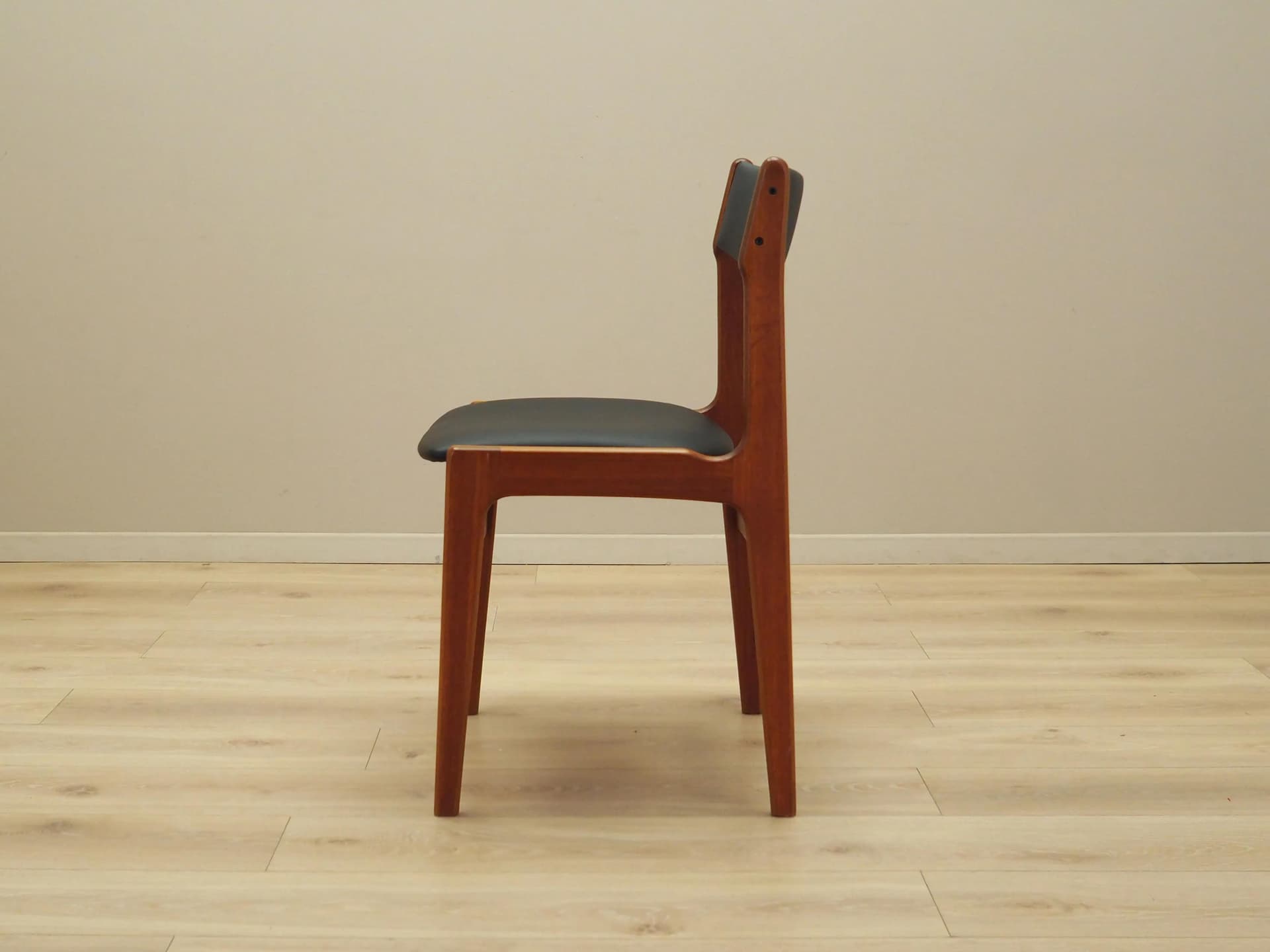 Krzesło, teak brązowy, ekoskóra czarna, Dania, lata 70. - 21389