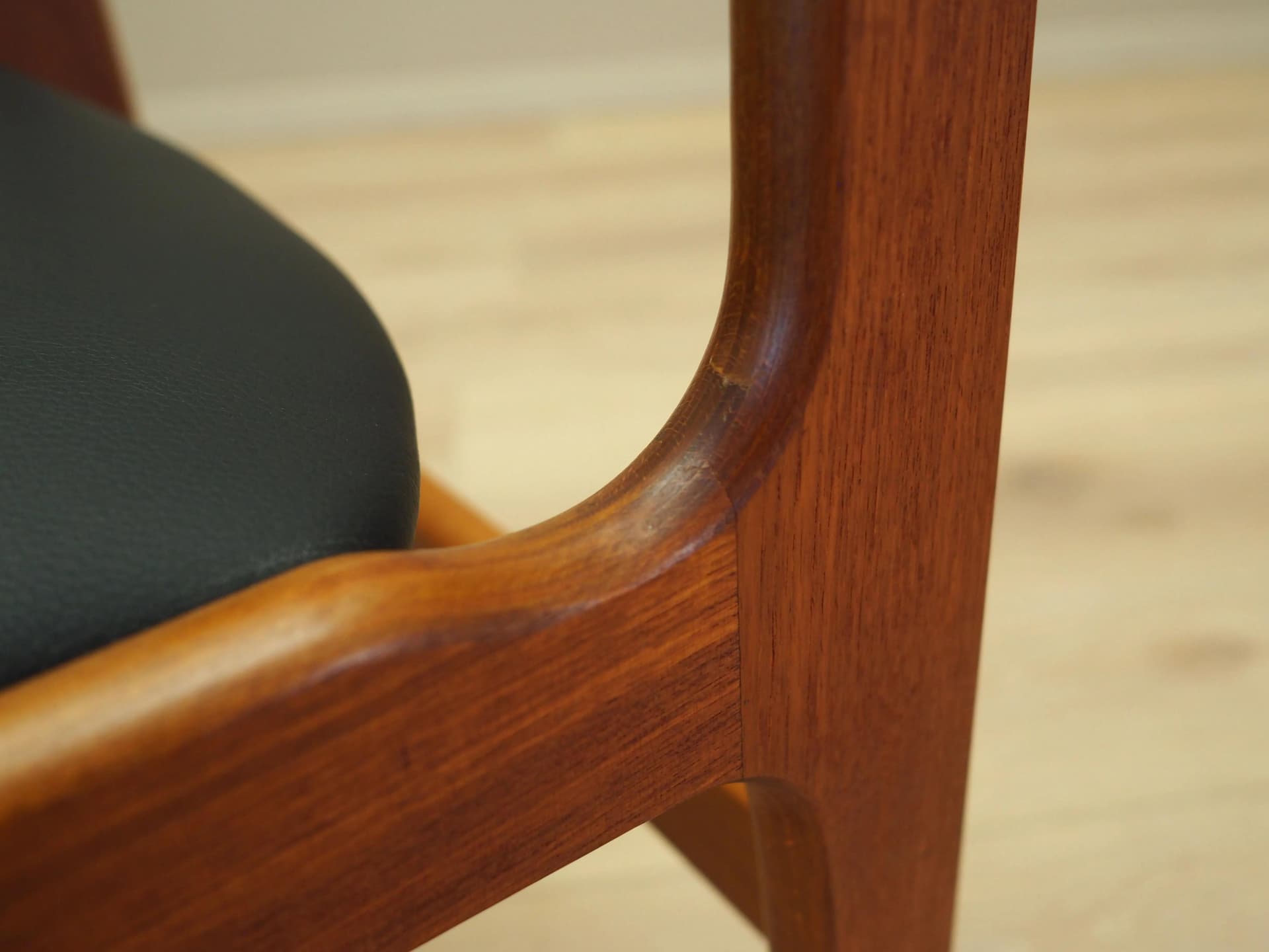 Krzesło, teak brązowy, ekoskóra czarna, Dania, lata 70. - 21396