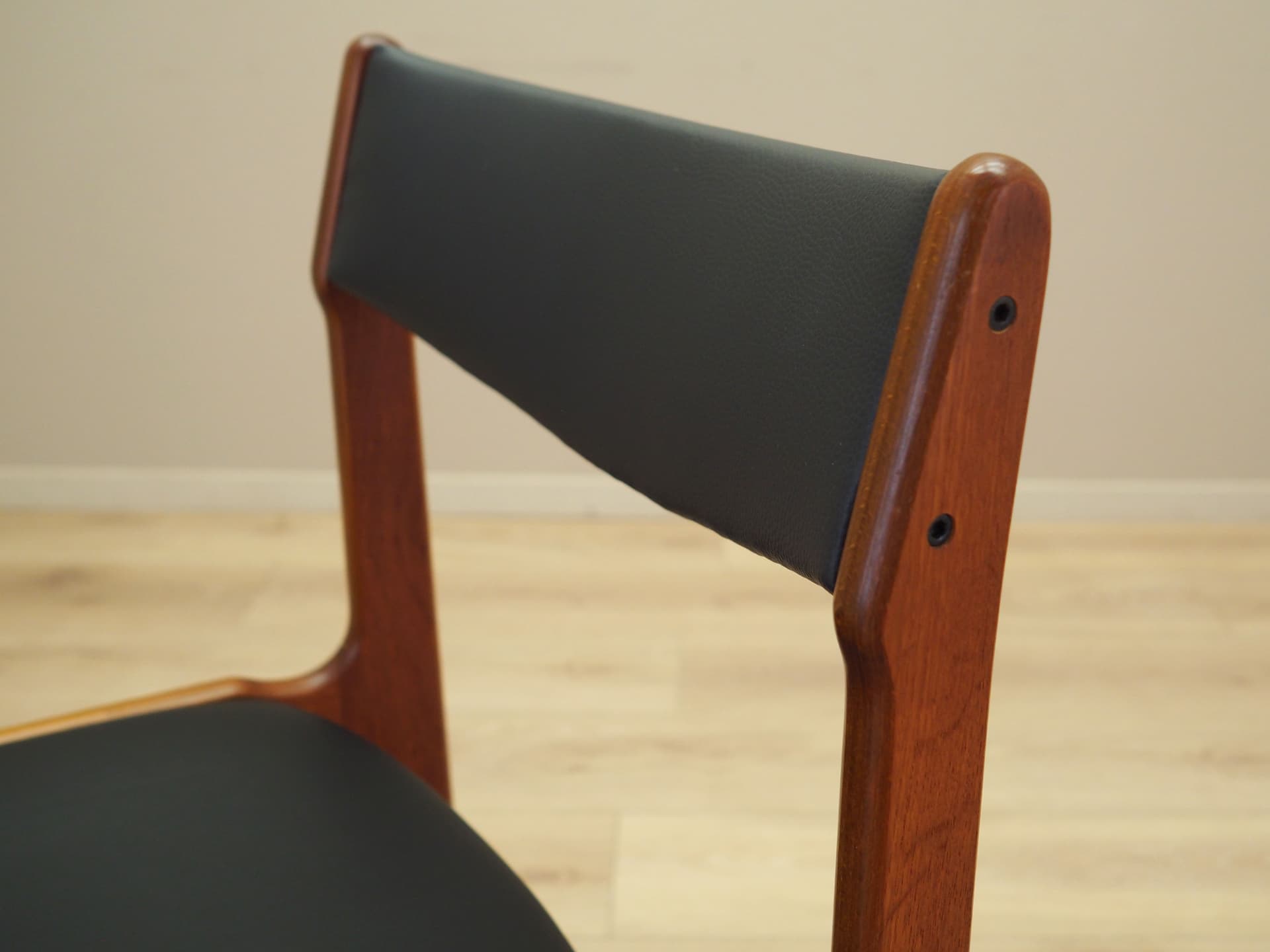 Krzesło, teak brązowy, ekoskóra czarna, Dania, lata 70. - 66879