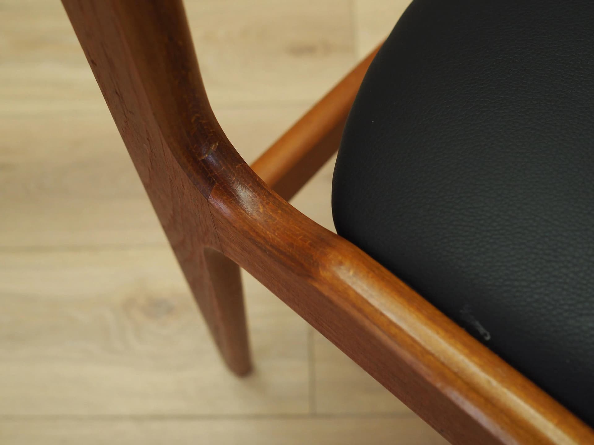 Krzesło, teak brązowy, ekoskóra czarna, Dania, lata 70. - 21394