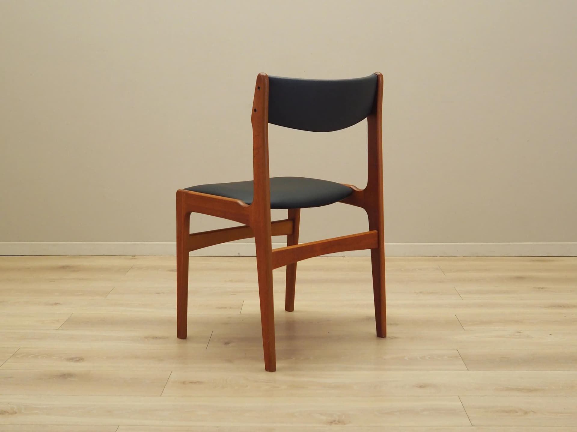 Krzesło, teak brązowy, ekoskóra czarna, Dania, lata 70. - 21390