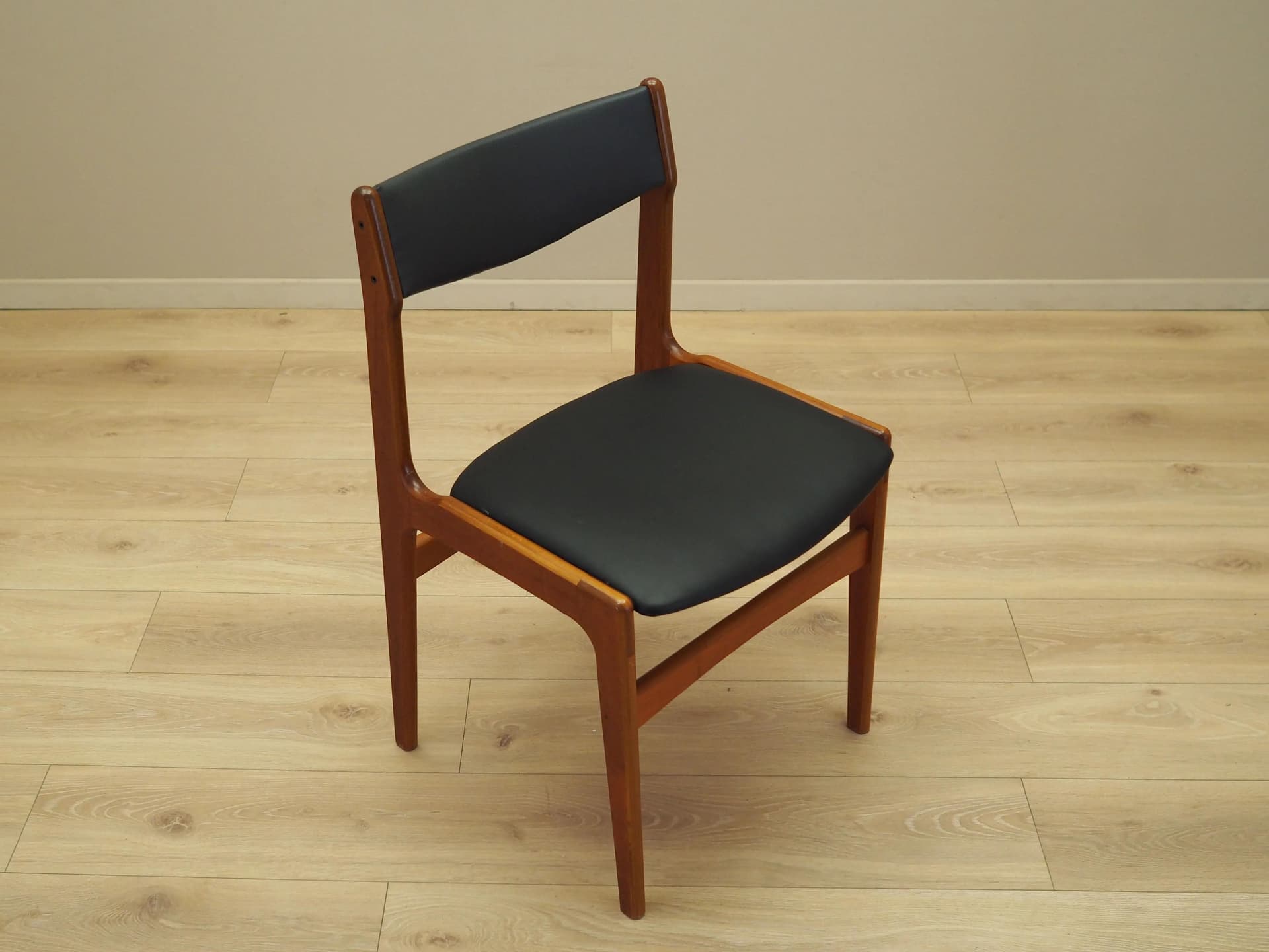 Krzesło, teak brązowy, ekoskóra czarna, Dania, lata 70. - 21393