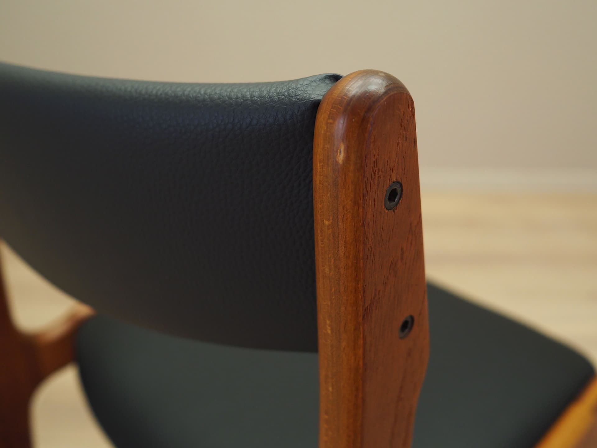 Krzesło, teak brązowy, ekoskóra czarna, Dania, lata 70. - 66880