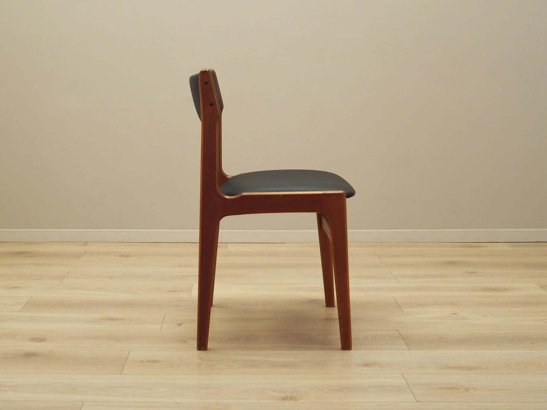 Krzesło, teak brązowy, ekoskóra czarna, Dania, lata 70. - 21392