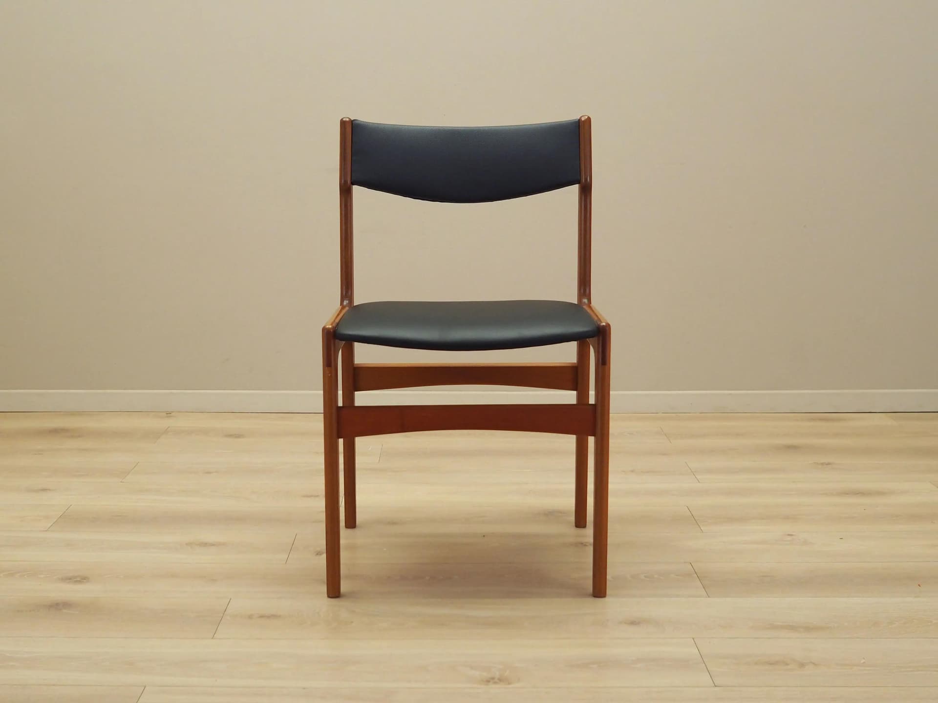 Krzesło, teak brązowy, ekoskóra czarna, Dania, lata 70. - 21388