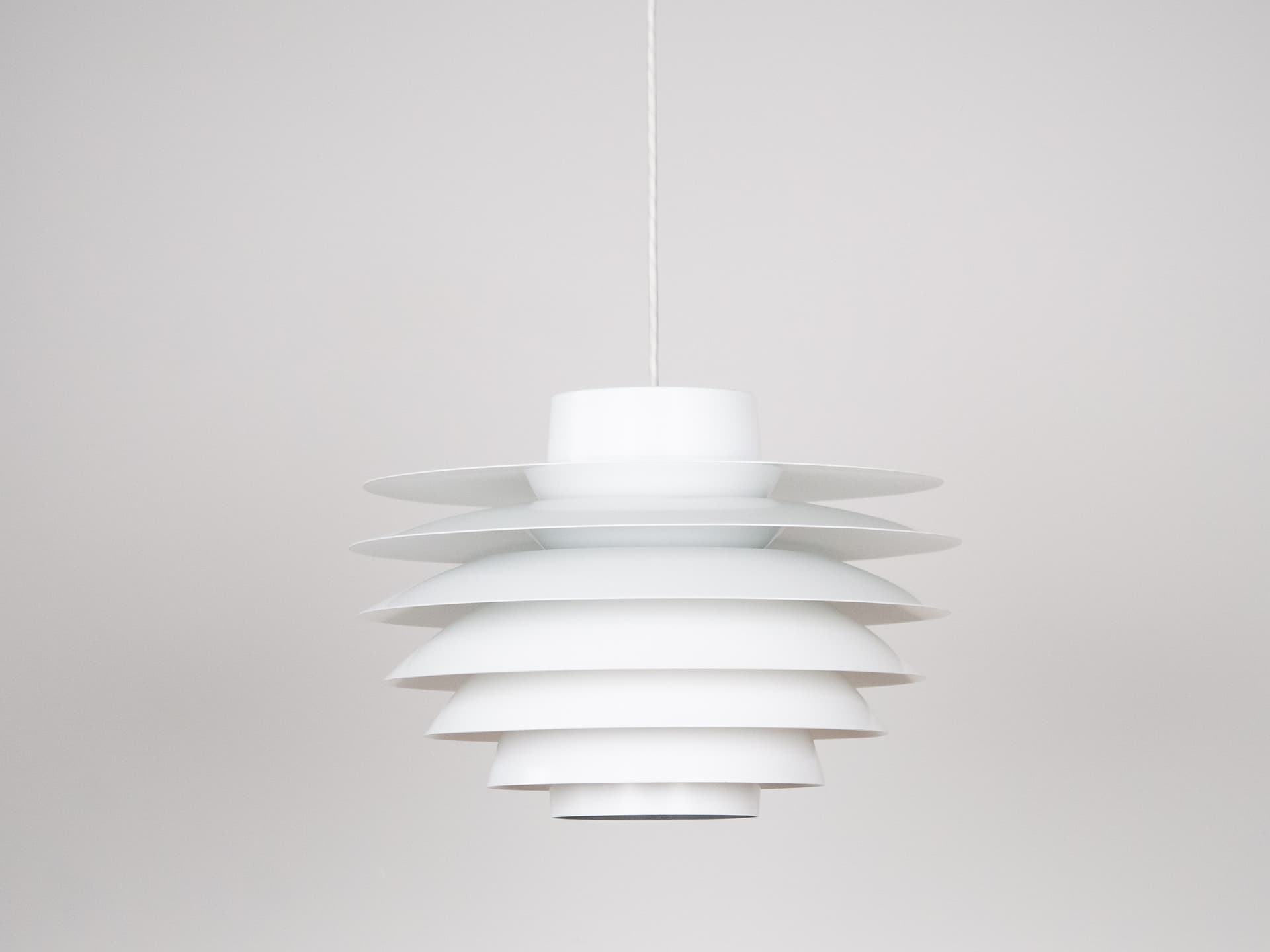 Lampa wisząca Verona, biały, aluminium, proj. S. Middelboe, Lyfa, Dania, lata 60. - 291066