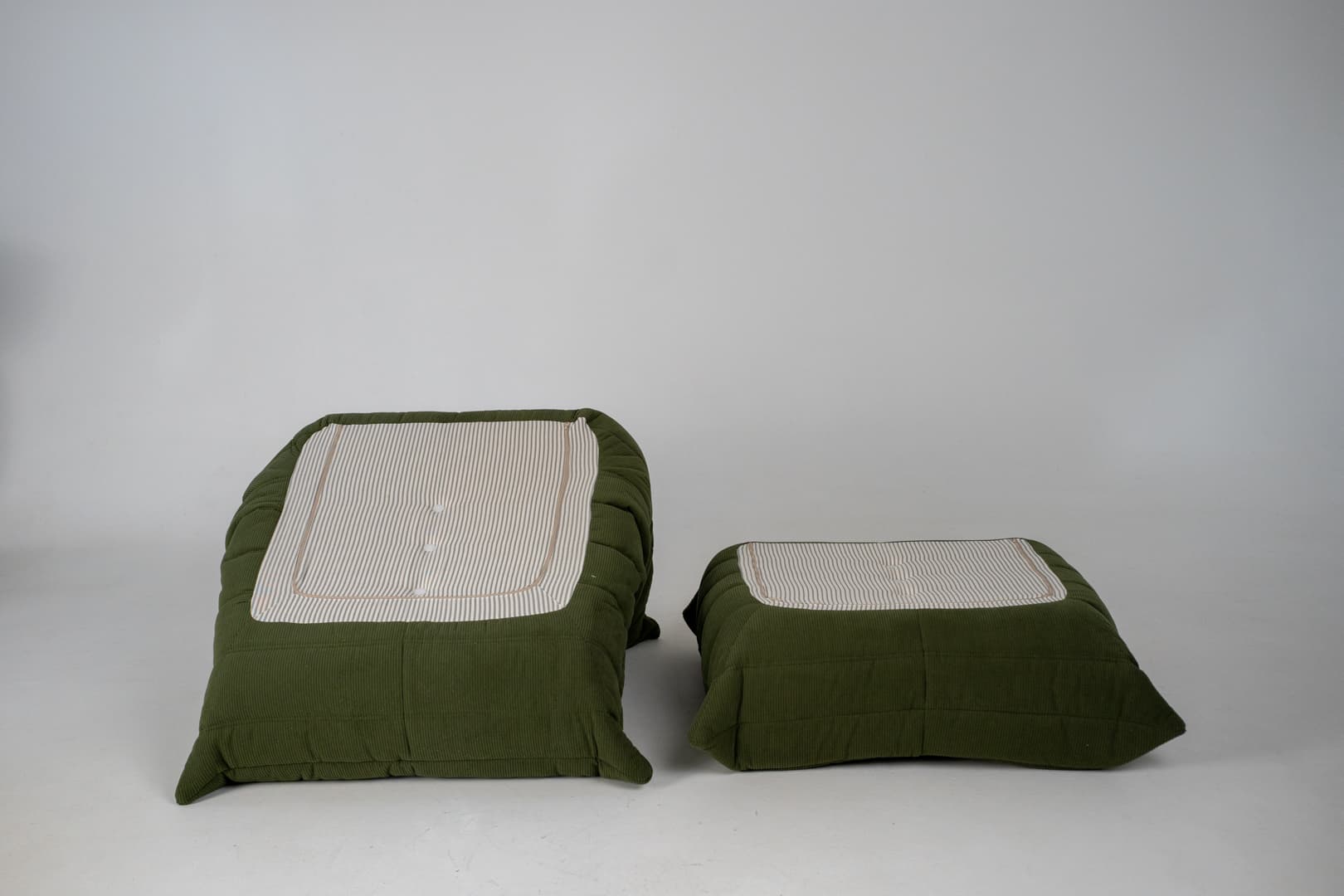 Fotel wypoczynkowy Togo z podnóżkiem, cord loden green - 291154