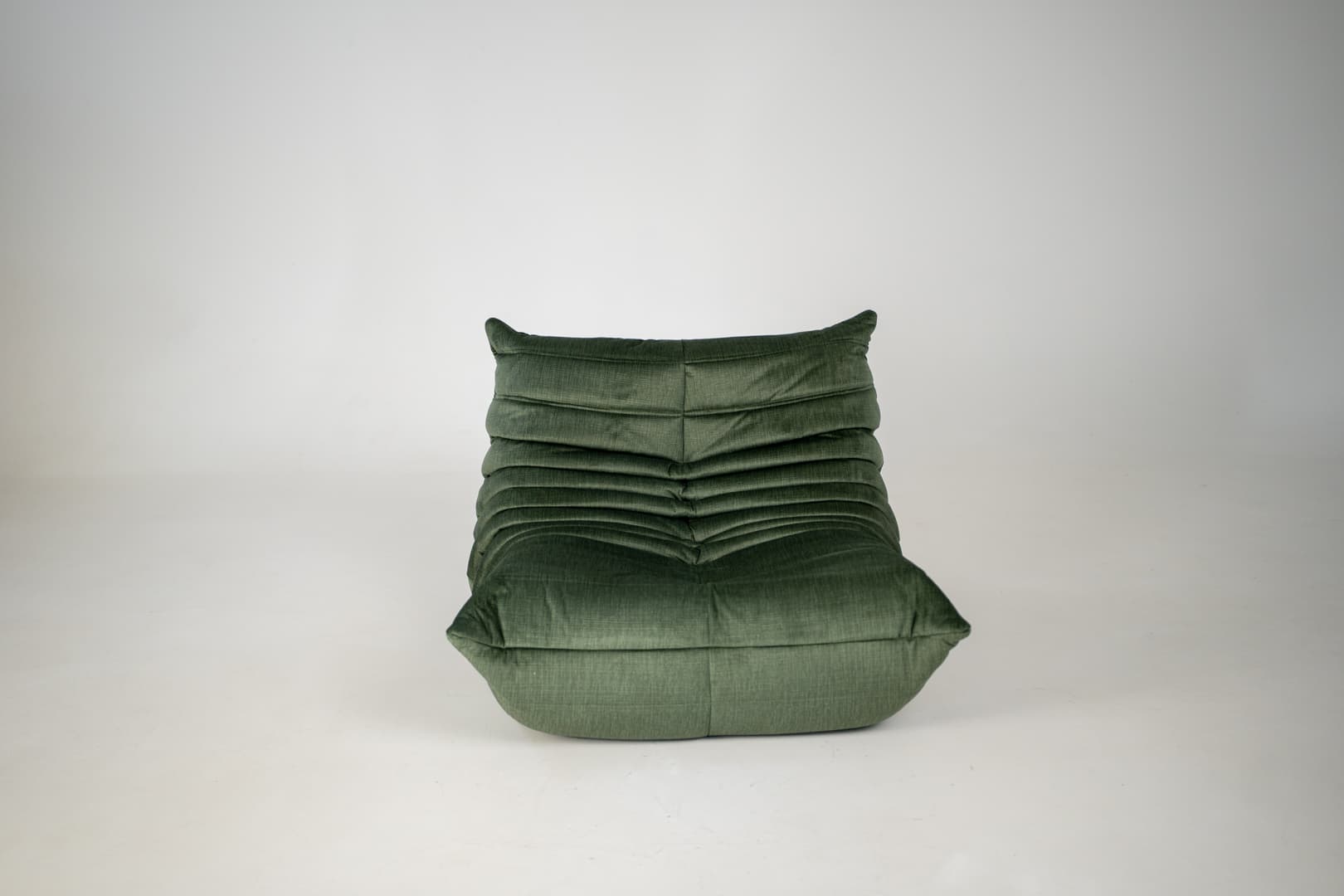 Fotel wypoczynkowy Togo z podnóżkiem, rib velvet moss green - 291275