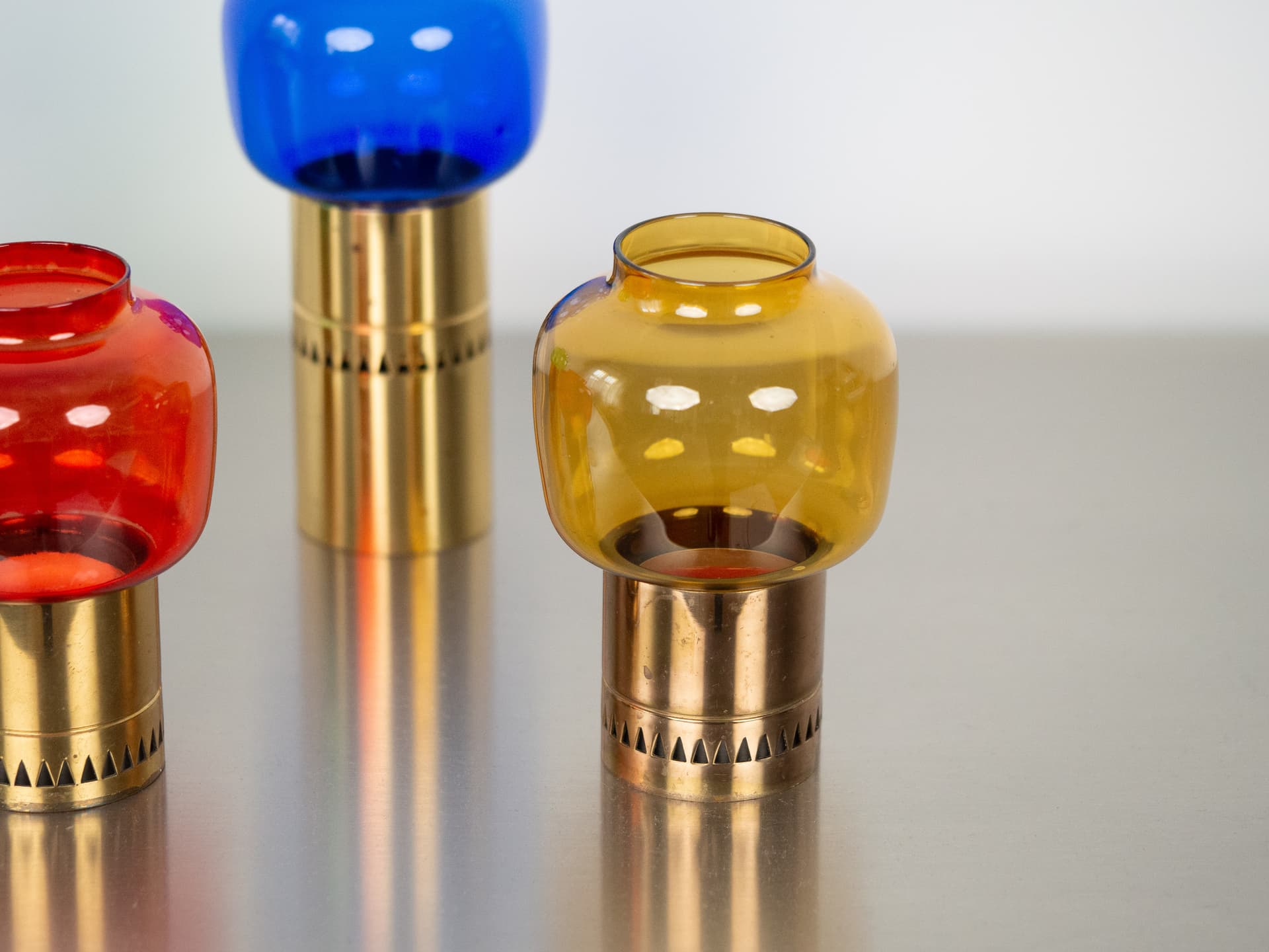 Komplet czterech świeczników Lotta, szkło multikolorowe, mosiądz złoty, proj. H.-A. Jakobsson, Svegards Markaryd, Szwecja, lata 50. - 291448