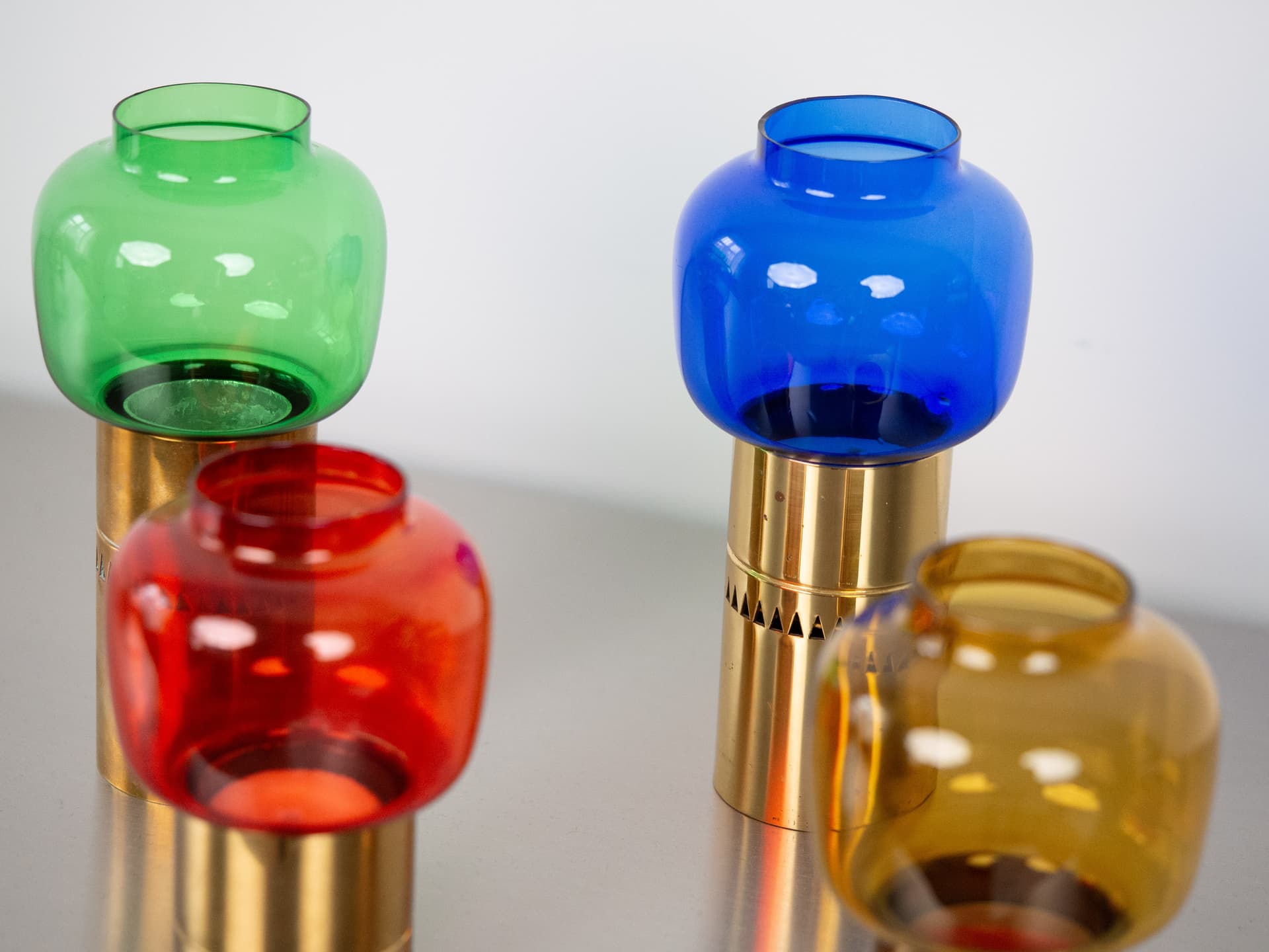 Komplet czterech świeczników Lotta, szkło multikolorowe, mosiądz złoty, proj. H.-A. Jakobsson, Svegards Markaryd, Szwecja, lata 50. - 291451