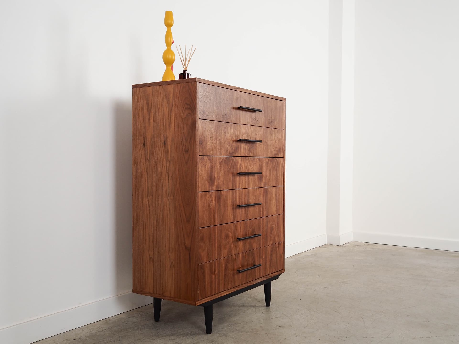 Komoda, skandynawski design, orzech brązowy, drewno czarne - 291536