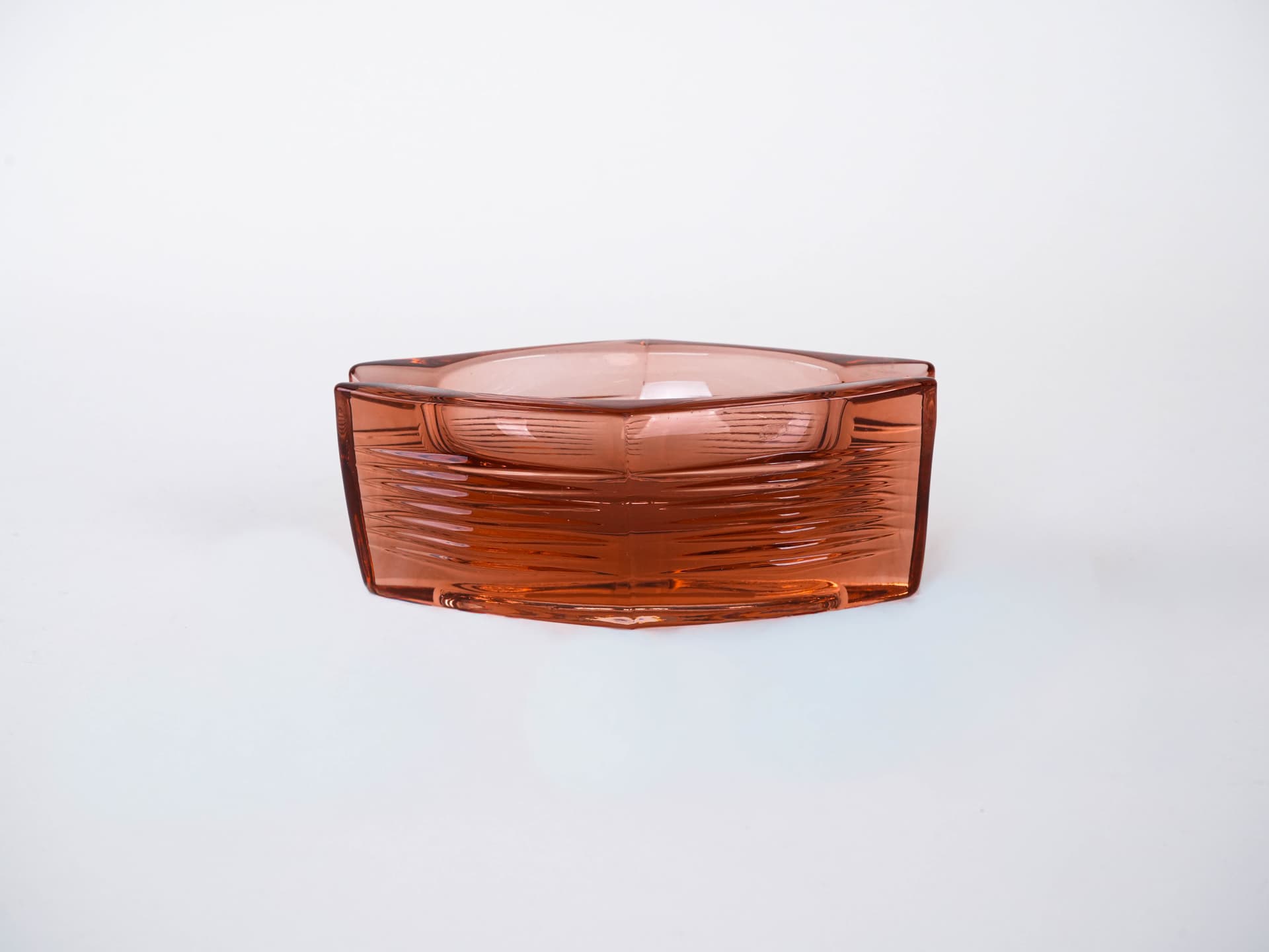 Popielnica geometryczna, szkło łososiowo-różowe transparentne, Włochy, lata 60. - 291777