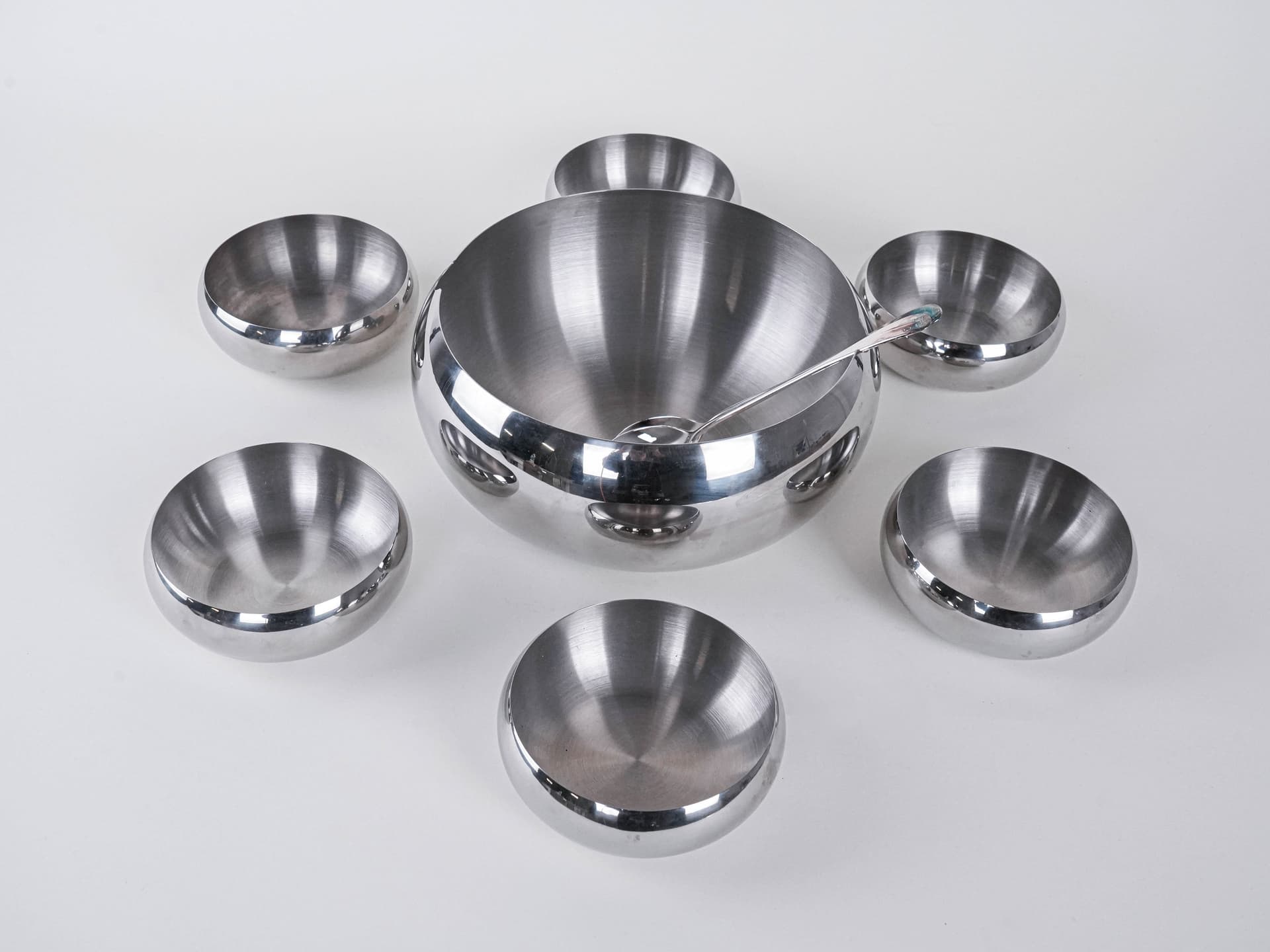 Set of bowls, silver stainless steel, Italy, 1980s. - 291839