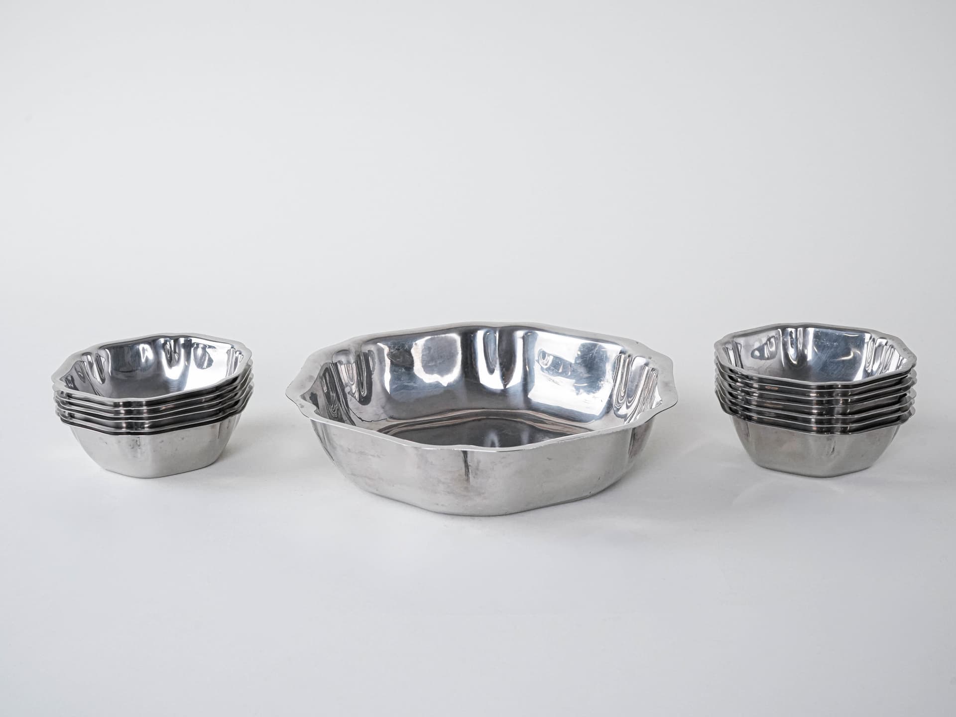 Set of bowls, silver stainless steel, Italy, 1980s. - 291873