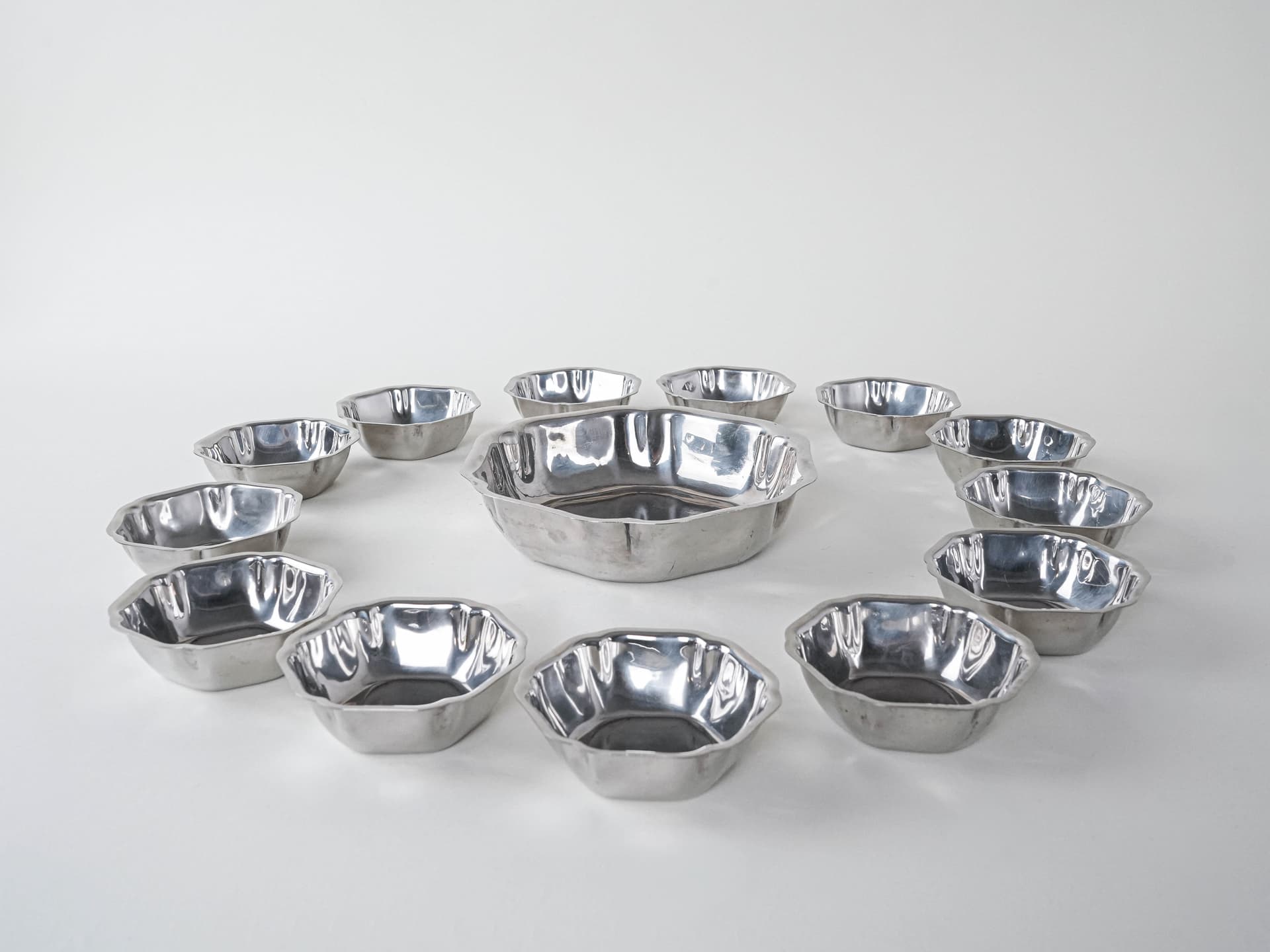 Set of bowls, silver stainless steel, Italy, 1980s. - 291874