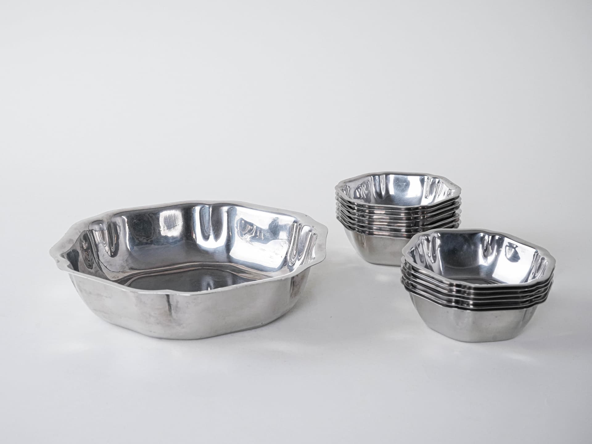 Set of bowls, silver stainless steel, Italy, 1980s. - 291877