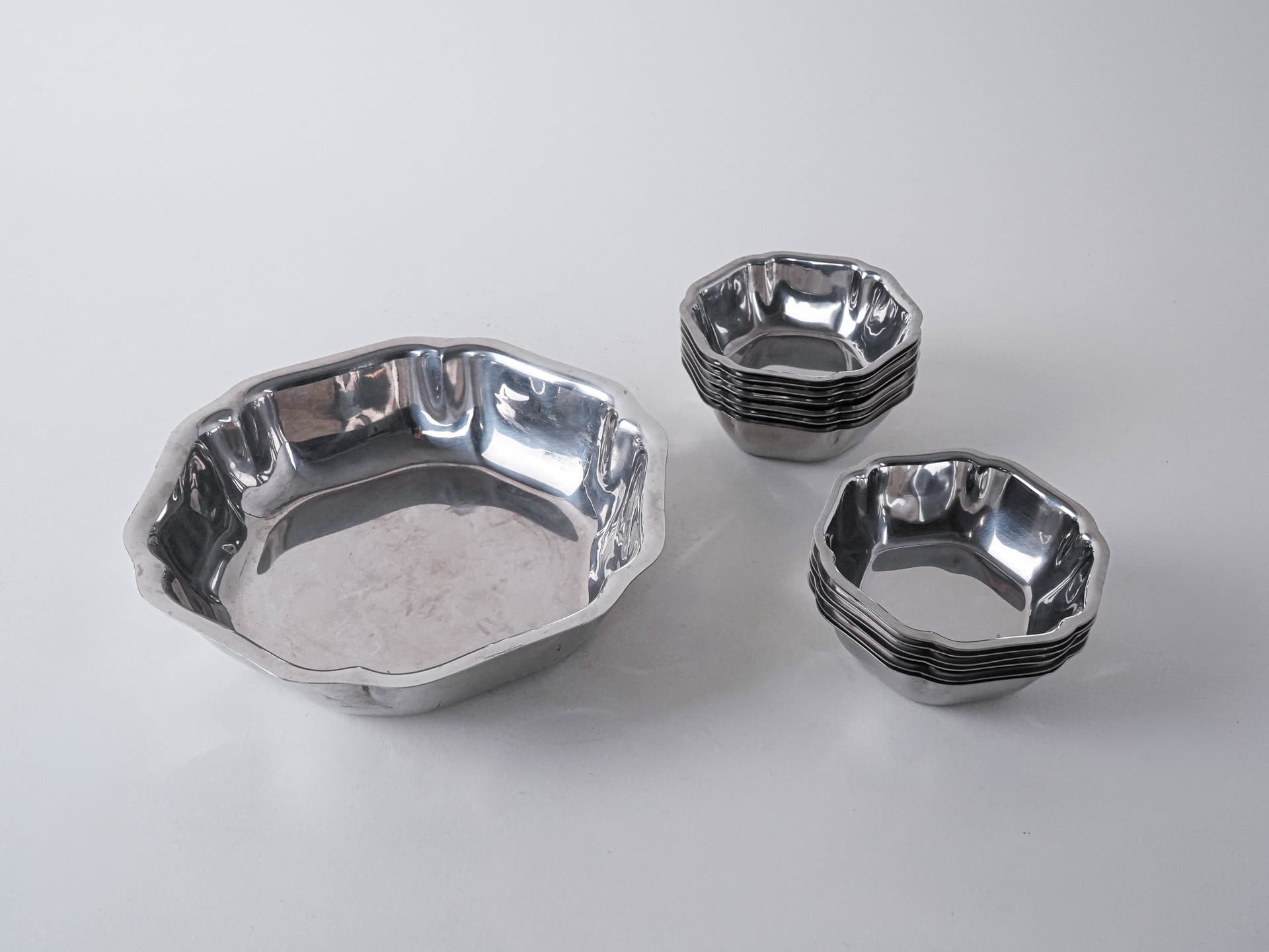Set of bowls, silver stainless steel, Italy, 1980s. - 291876