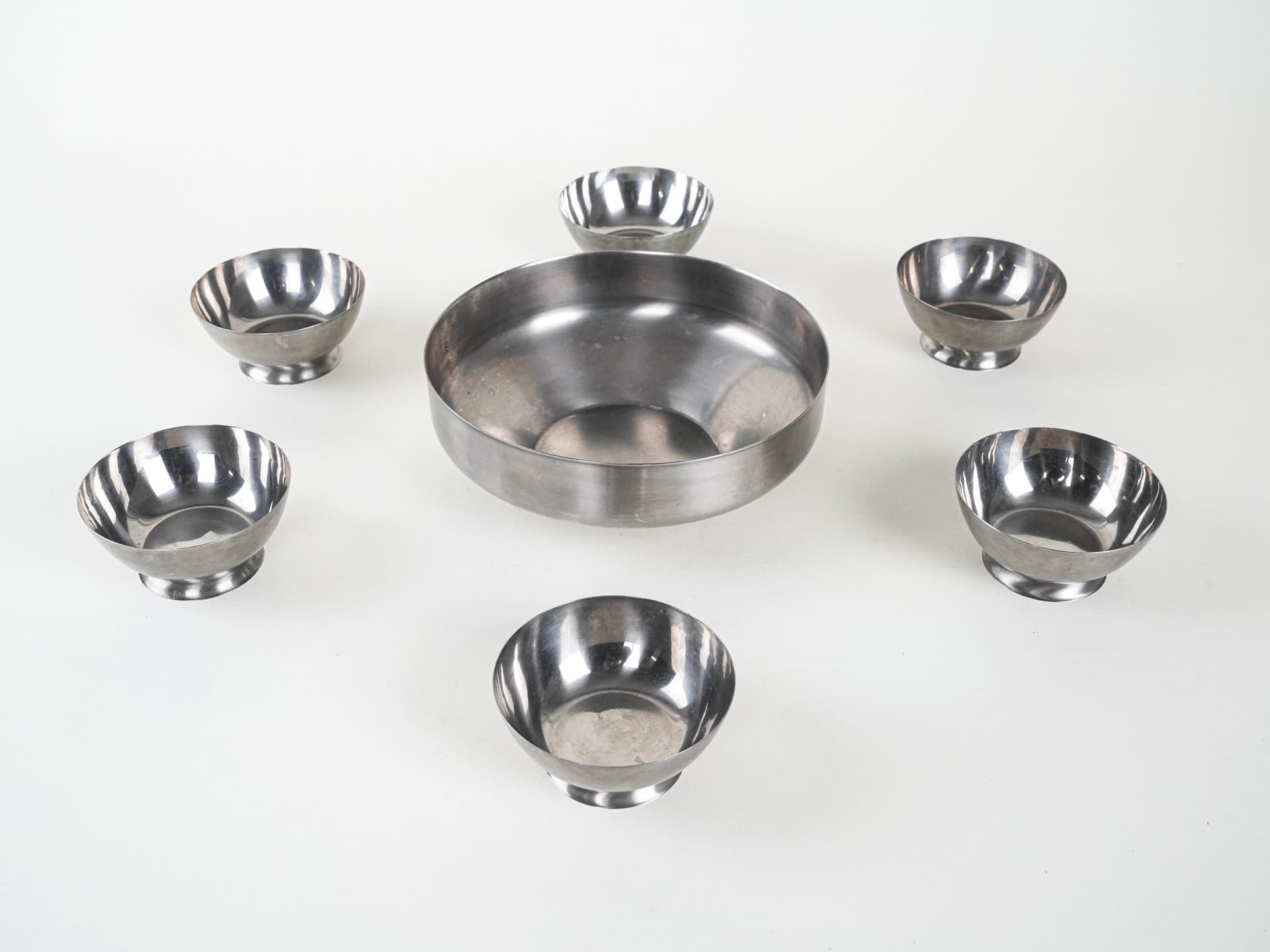 Set of bowls, silver stainless steel, Italy, 1980s. - 291895